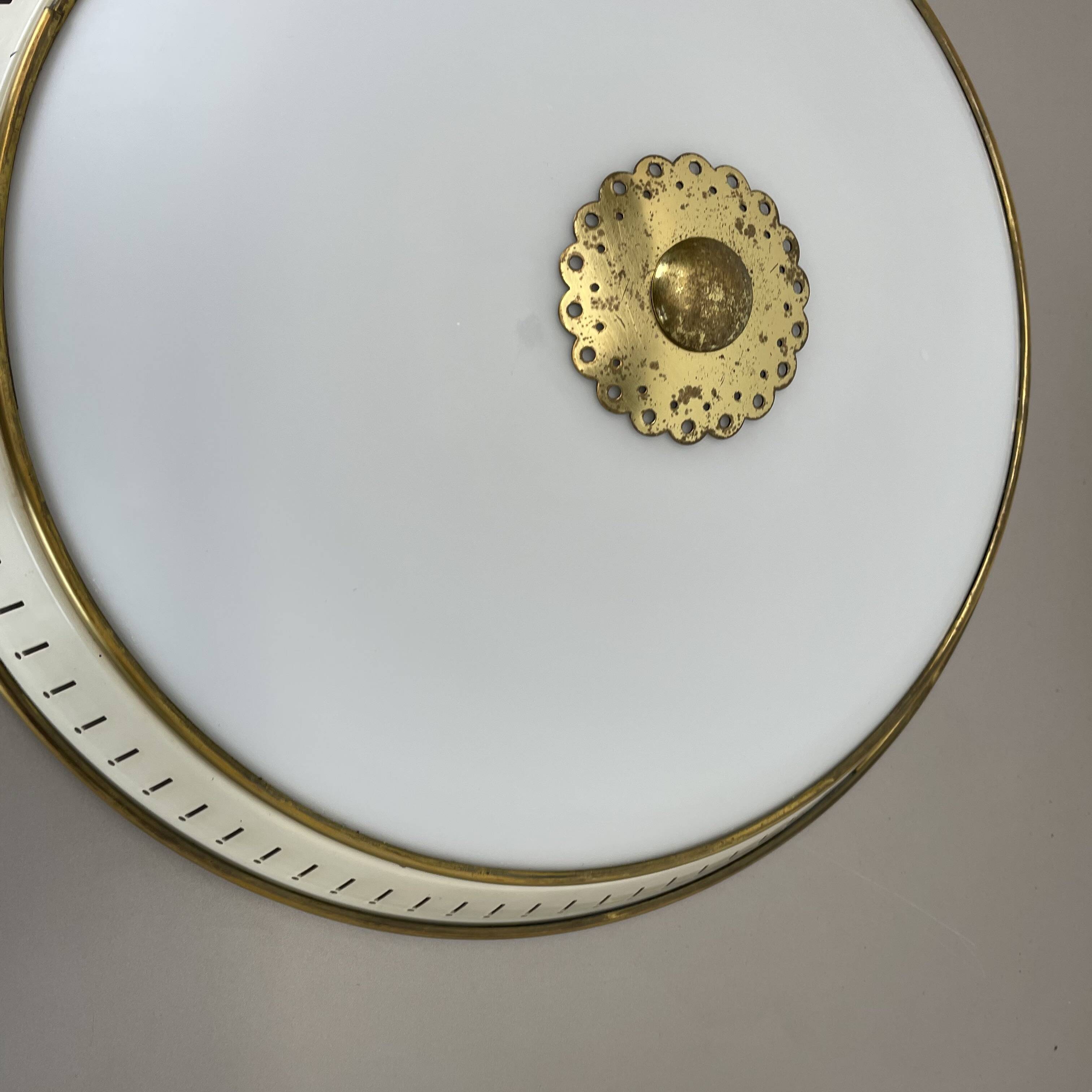 Plafonnier mural en métal opale moderniste, Italie années 1950