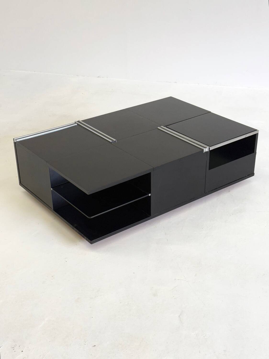 Table basse vintage en bois noir de Fiarm avec détails chromés