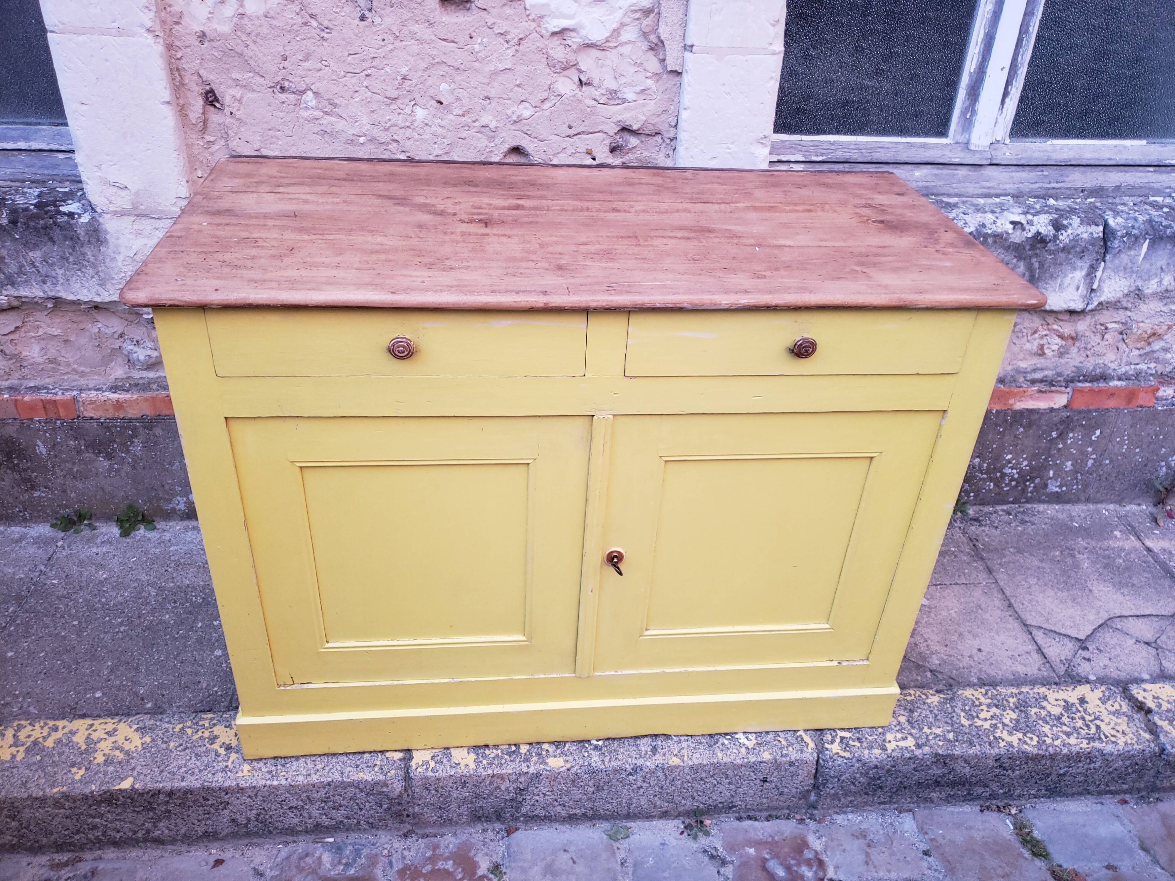 Lemon yellow country buffet