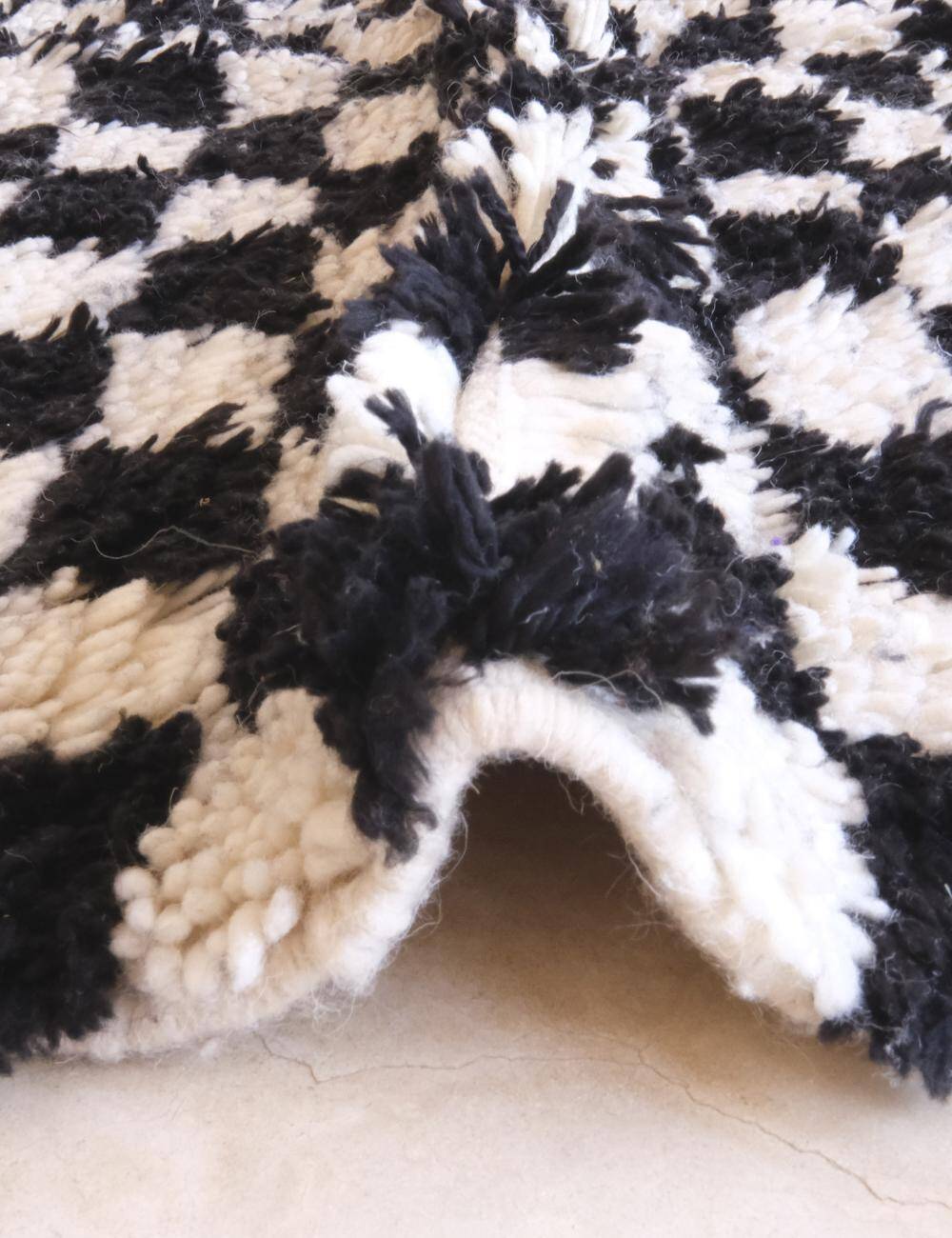 Black and white checkered rug - 193 x 117 cm