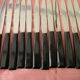 Lot de 12 couteaux manche bakélite lame inox.
