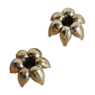 Paire de bougeoirs en laiton doré en forme de fleur