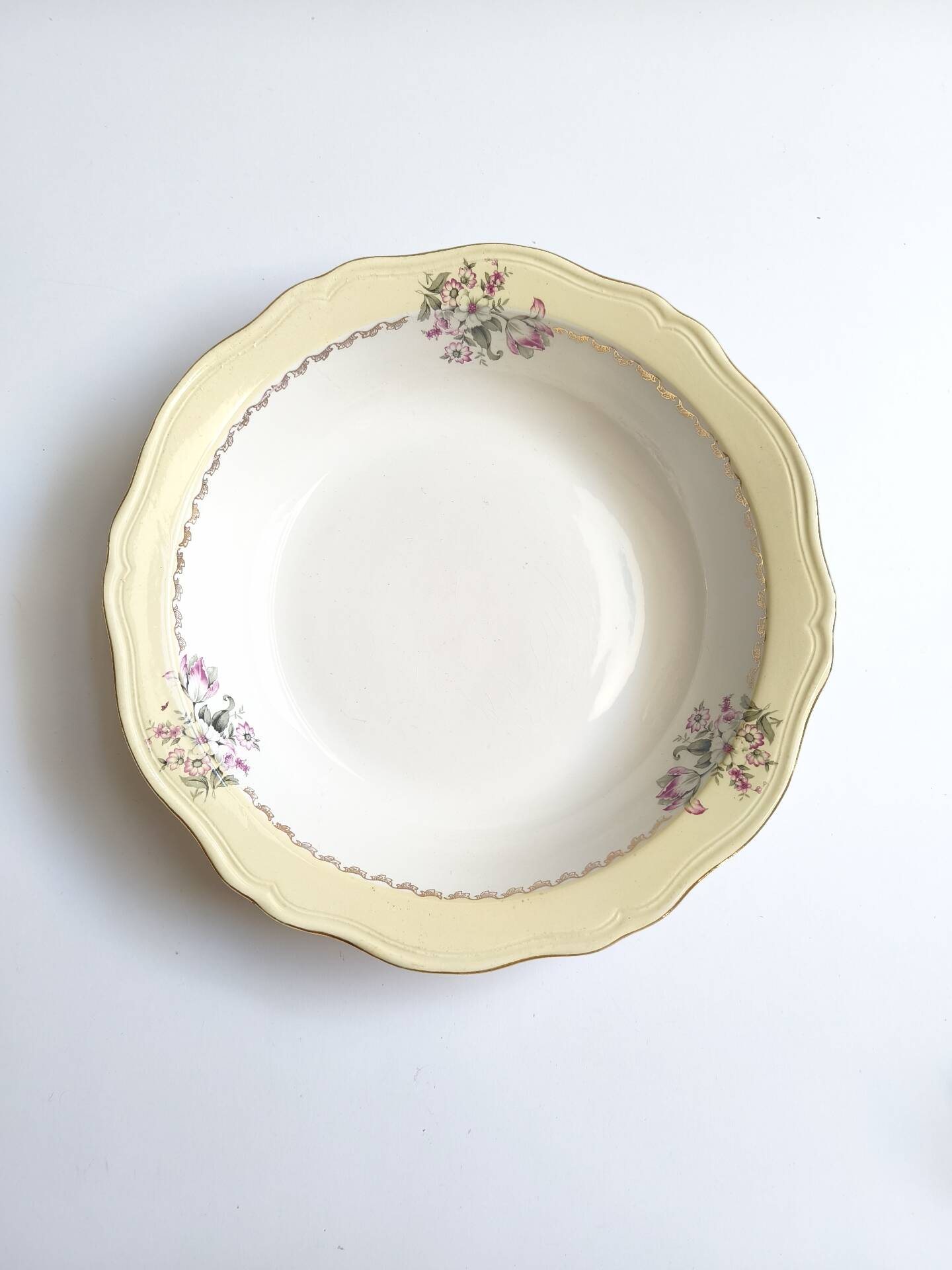 Vintage shallow dish L'Amandinoise model Paola white cream flowers