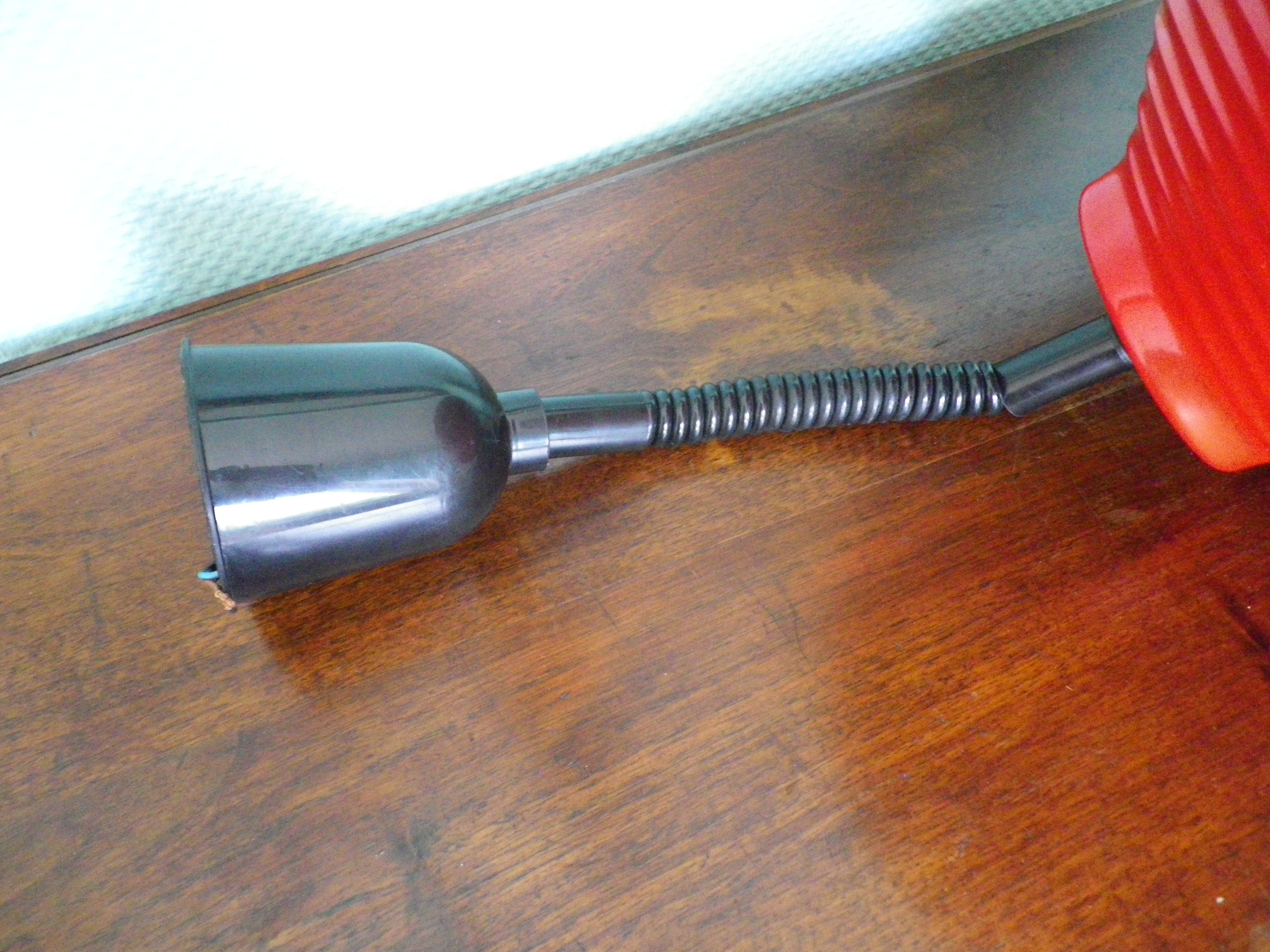 Red metal suspension with "up, down" system