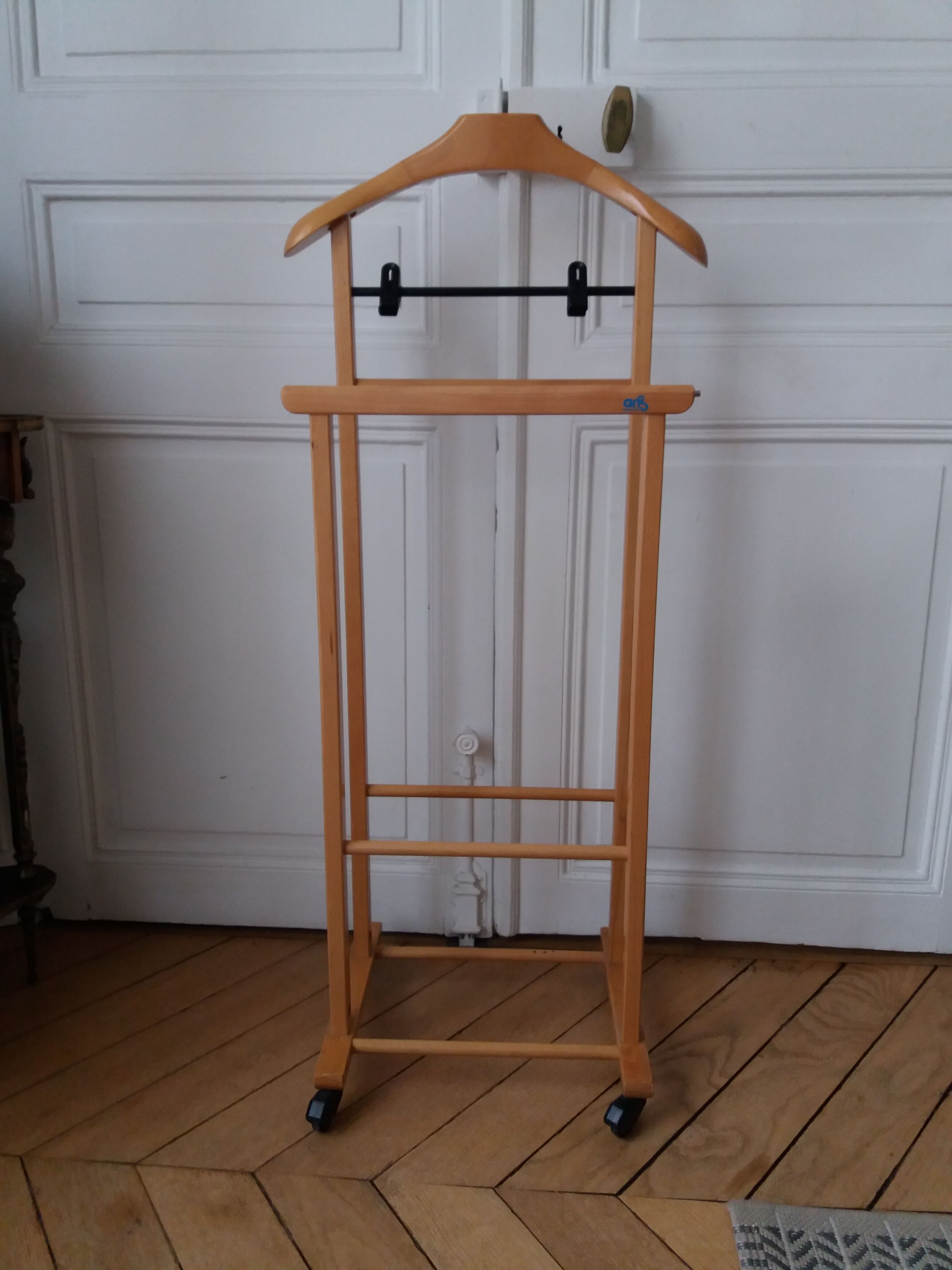Valet de chambre en hêtre vernis marque Aris