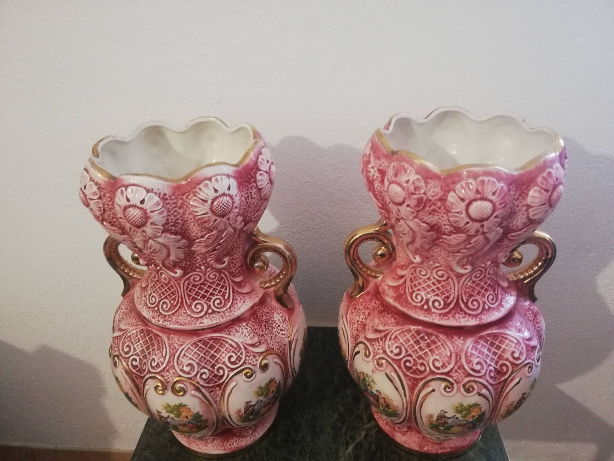 Paire de vases fragonard en porcelaine émaillée