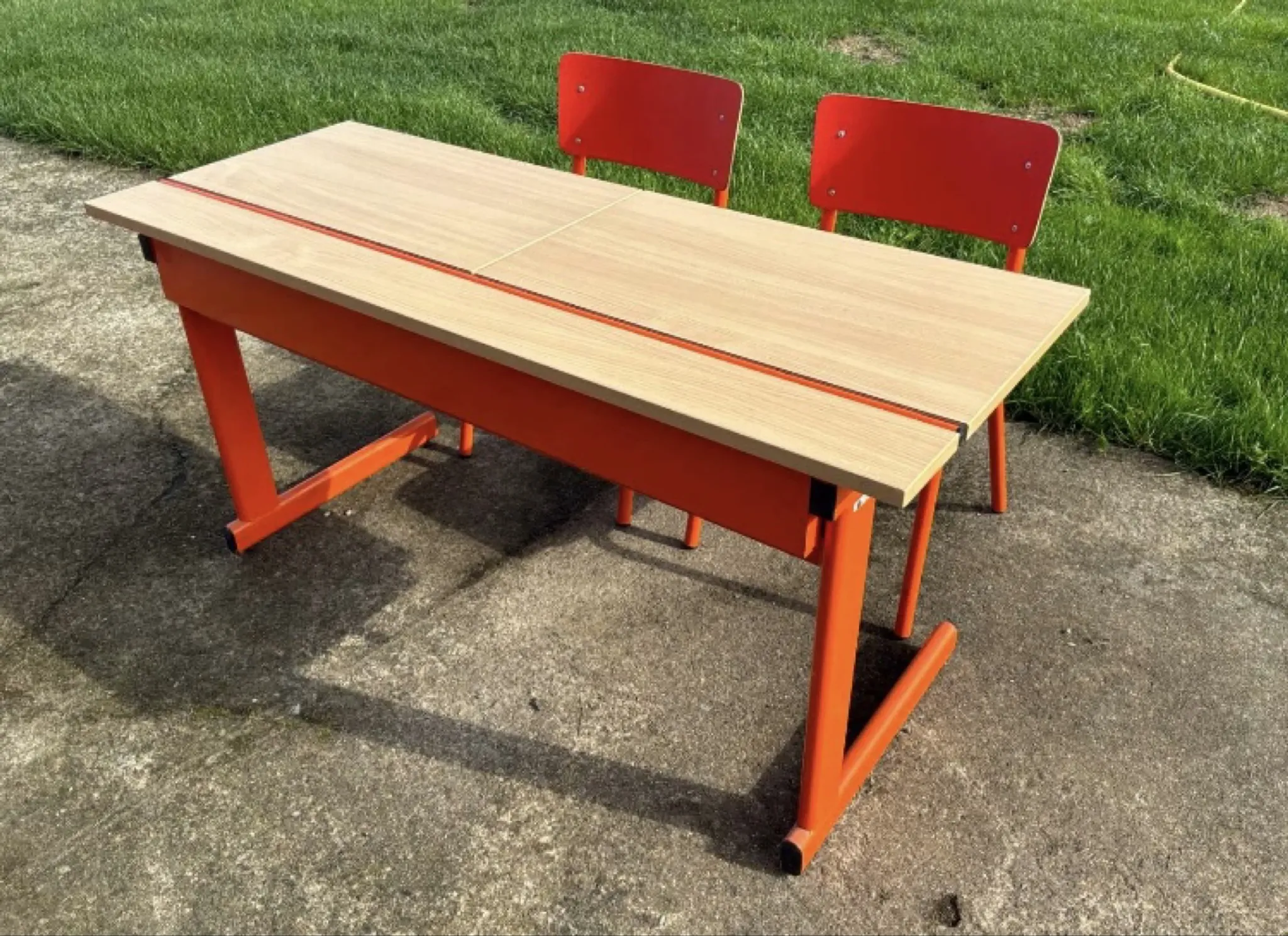 Vintage orange double school desk with its 2 matching chairs.