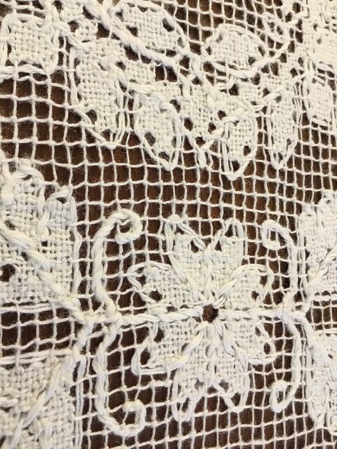 Old napperon in knotted and hand-embroidered fillet