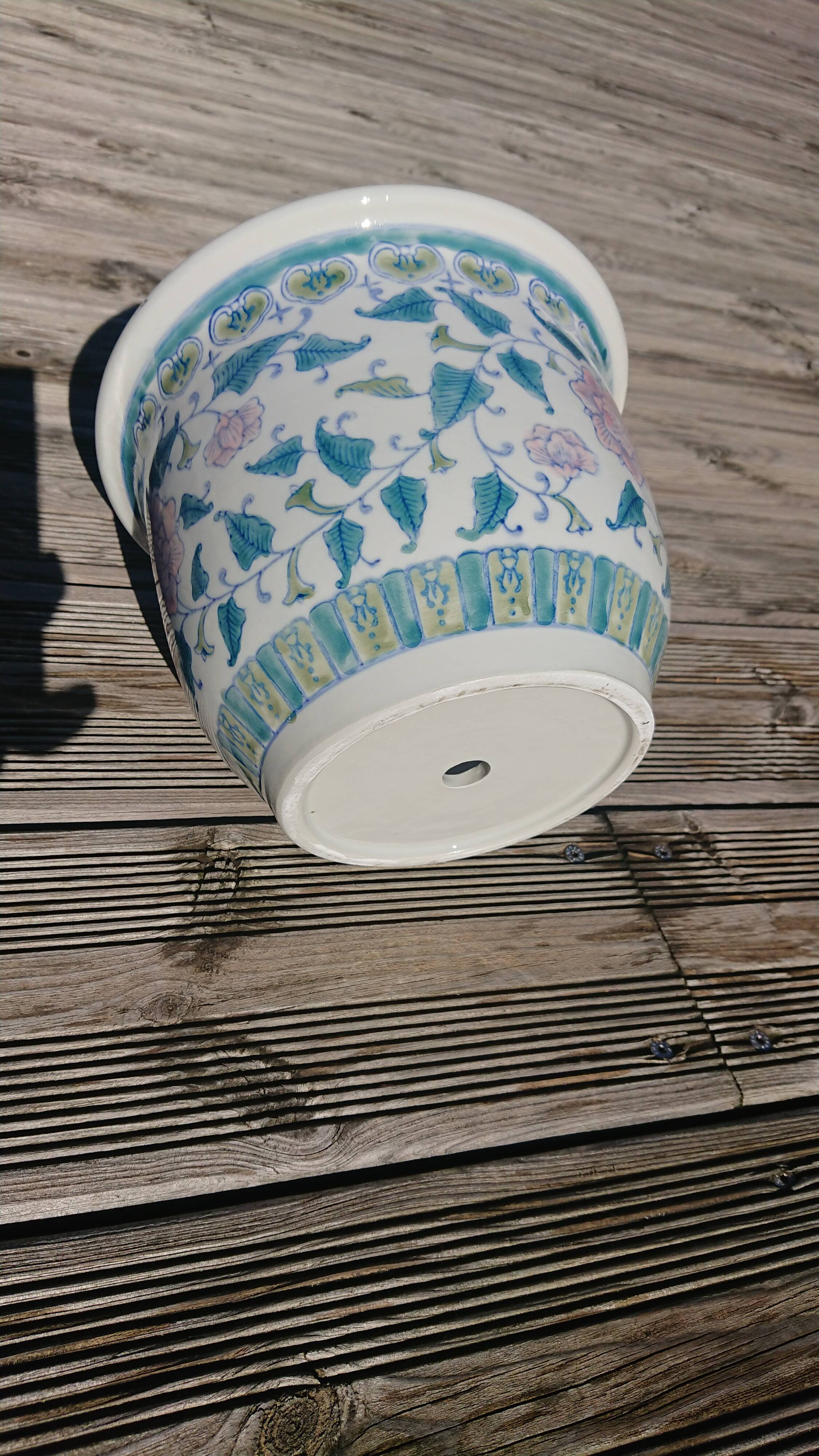 Hand-painted pot-decorated cache