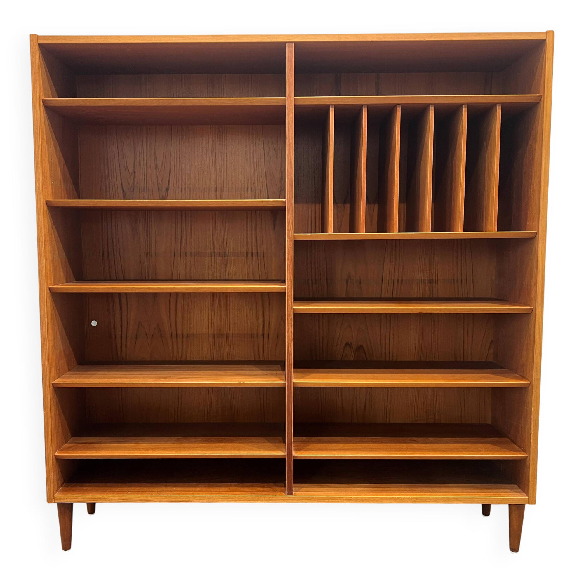 Splendid Scandinavian bookshelf in teak from Denmark.
