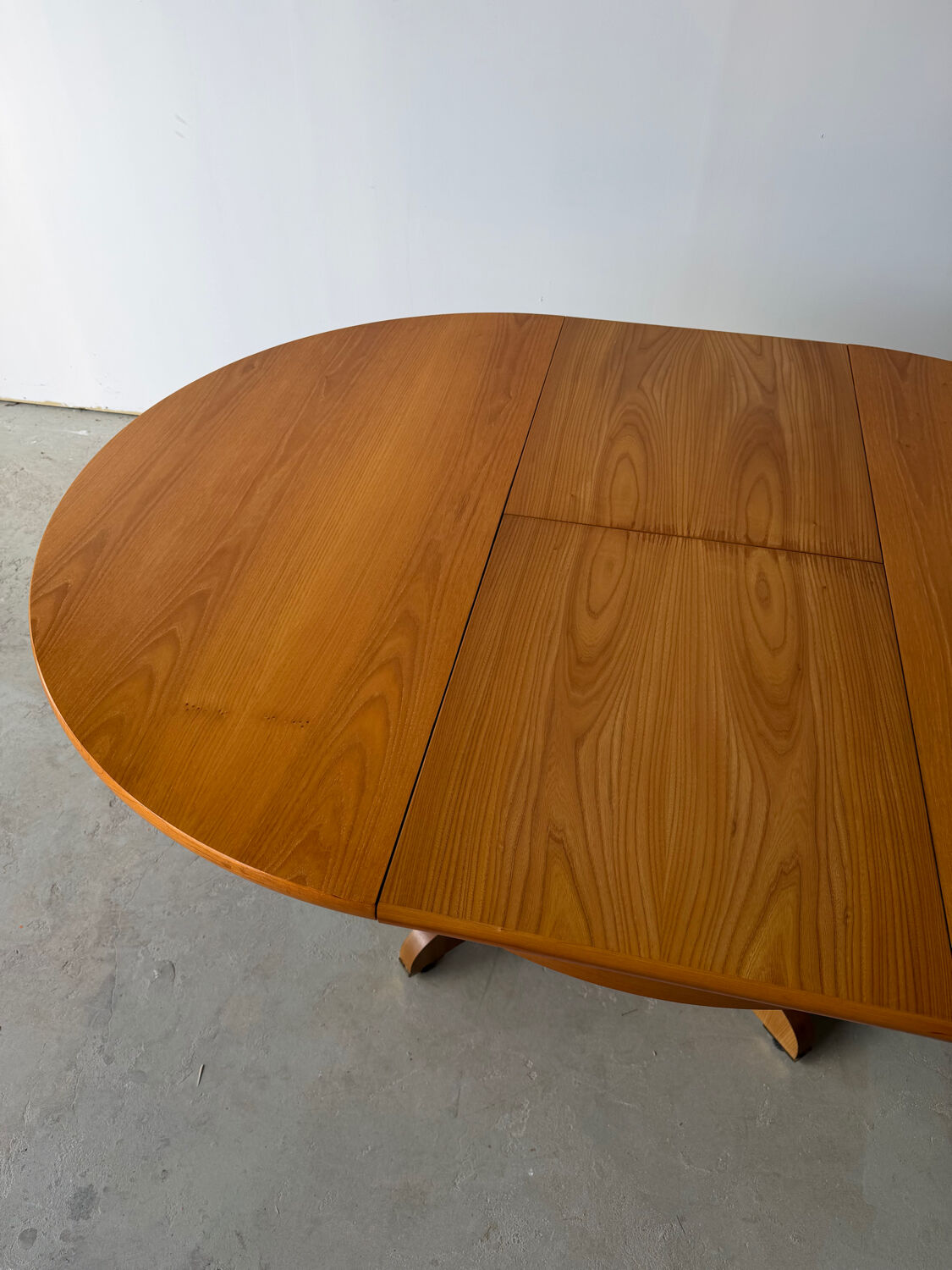 Table à manger extensible ronde à piètement en croix