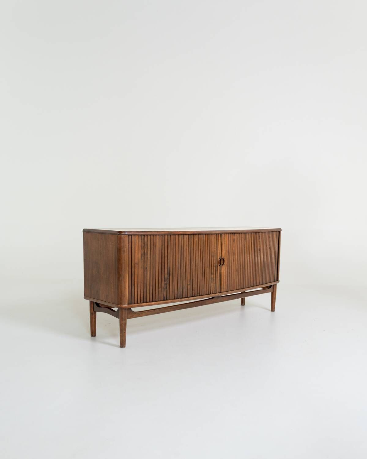 Buffet en noyer par Kurt Olsen pour Andersen & Bohm, Danemark, années 1950.