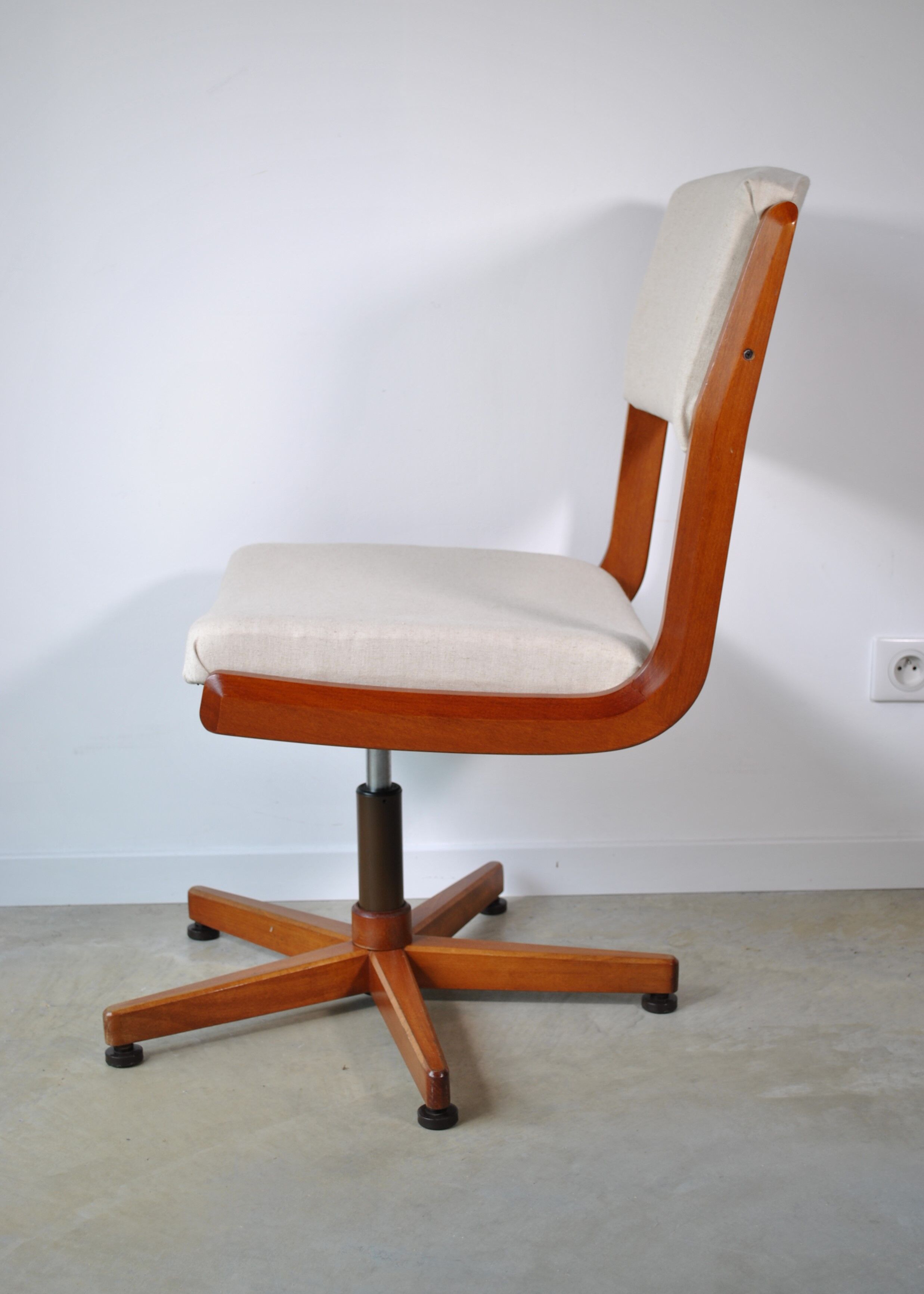 Armchair office conference 1970