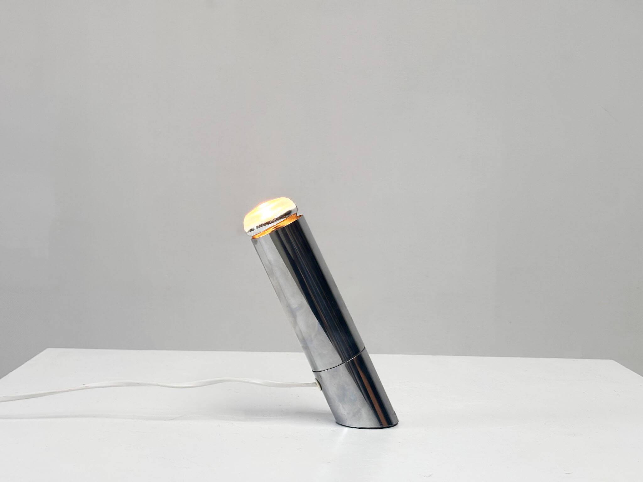 Lampe de table élégante en chrome