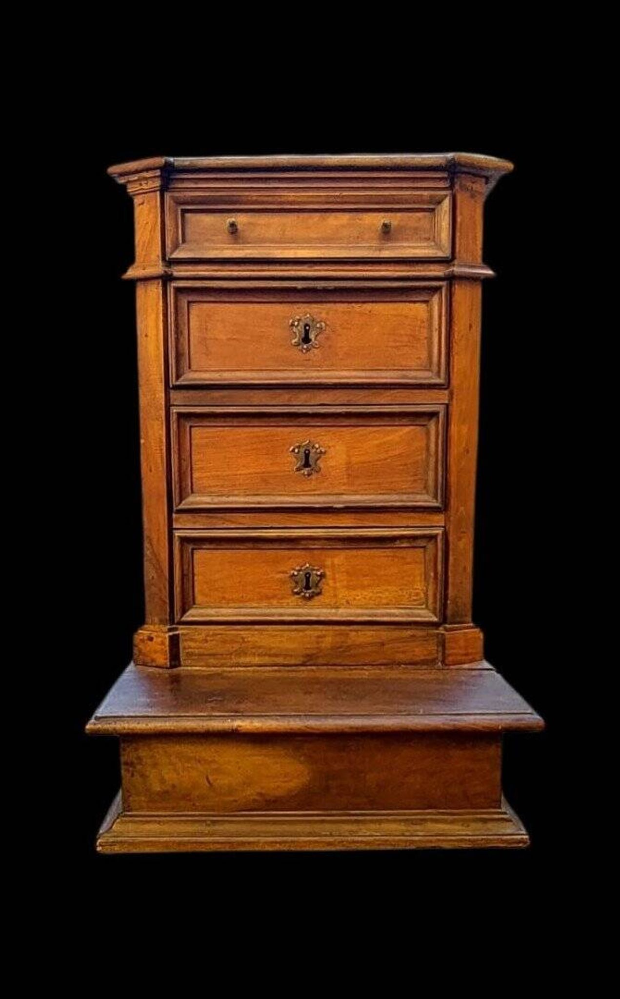 Antique kneeler with 4 drawers, Italy, early 18th century