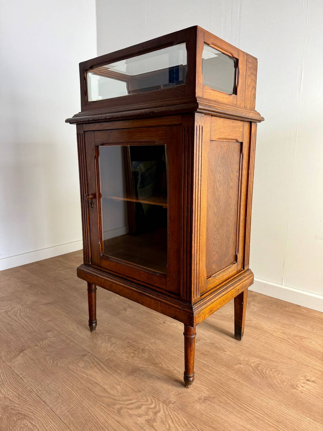 Elegant and vintage display cabinet