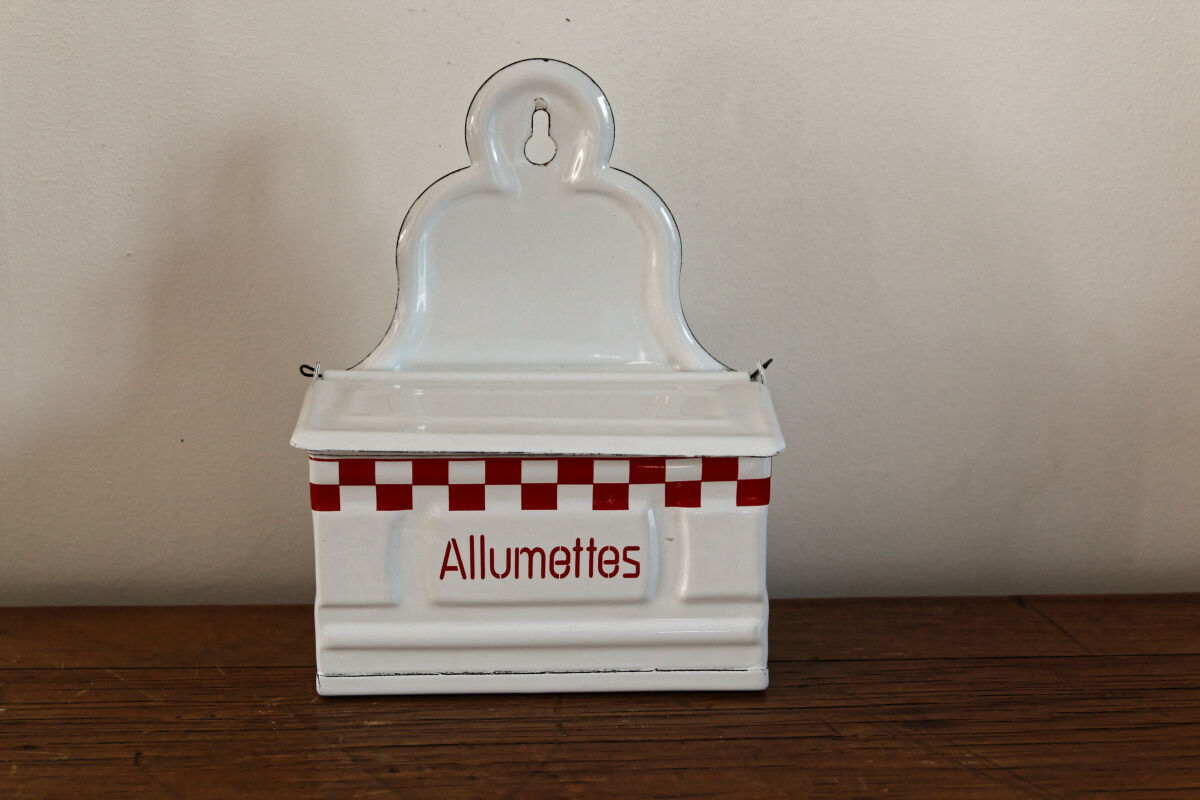 Enamelled sheet metal matchbox