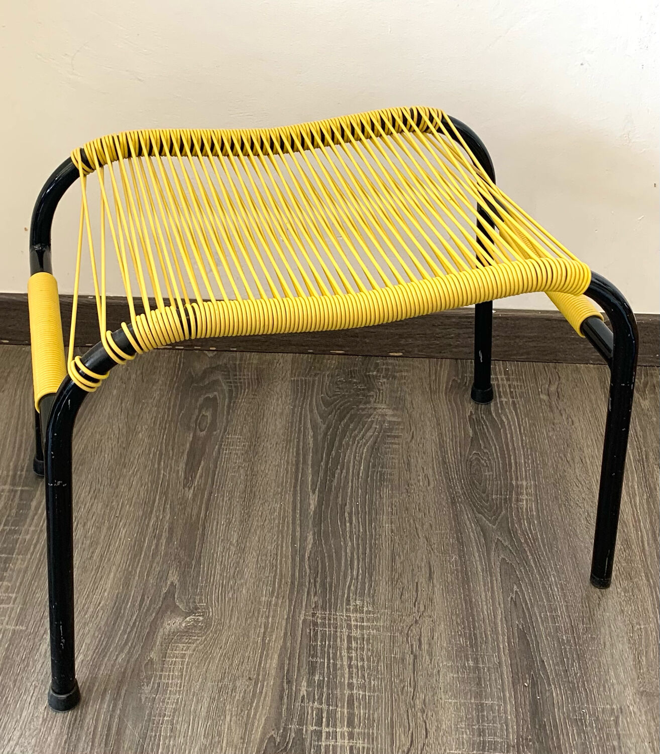 Yellow scoubidou ottoman
