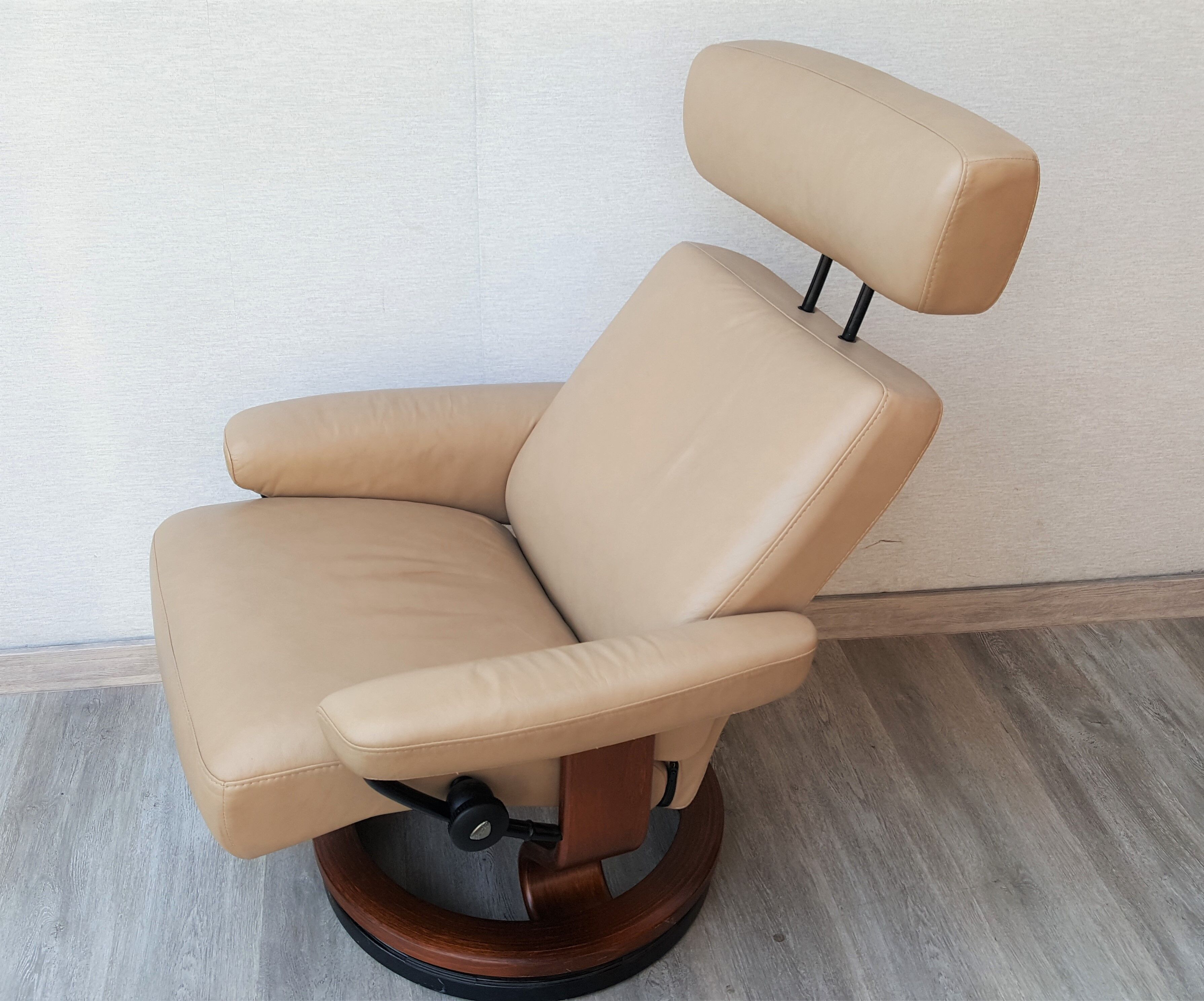 Scandinavian vintage leather armchair Ekornes Stressless