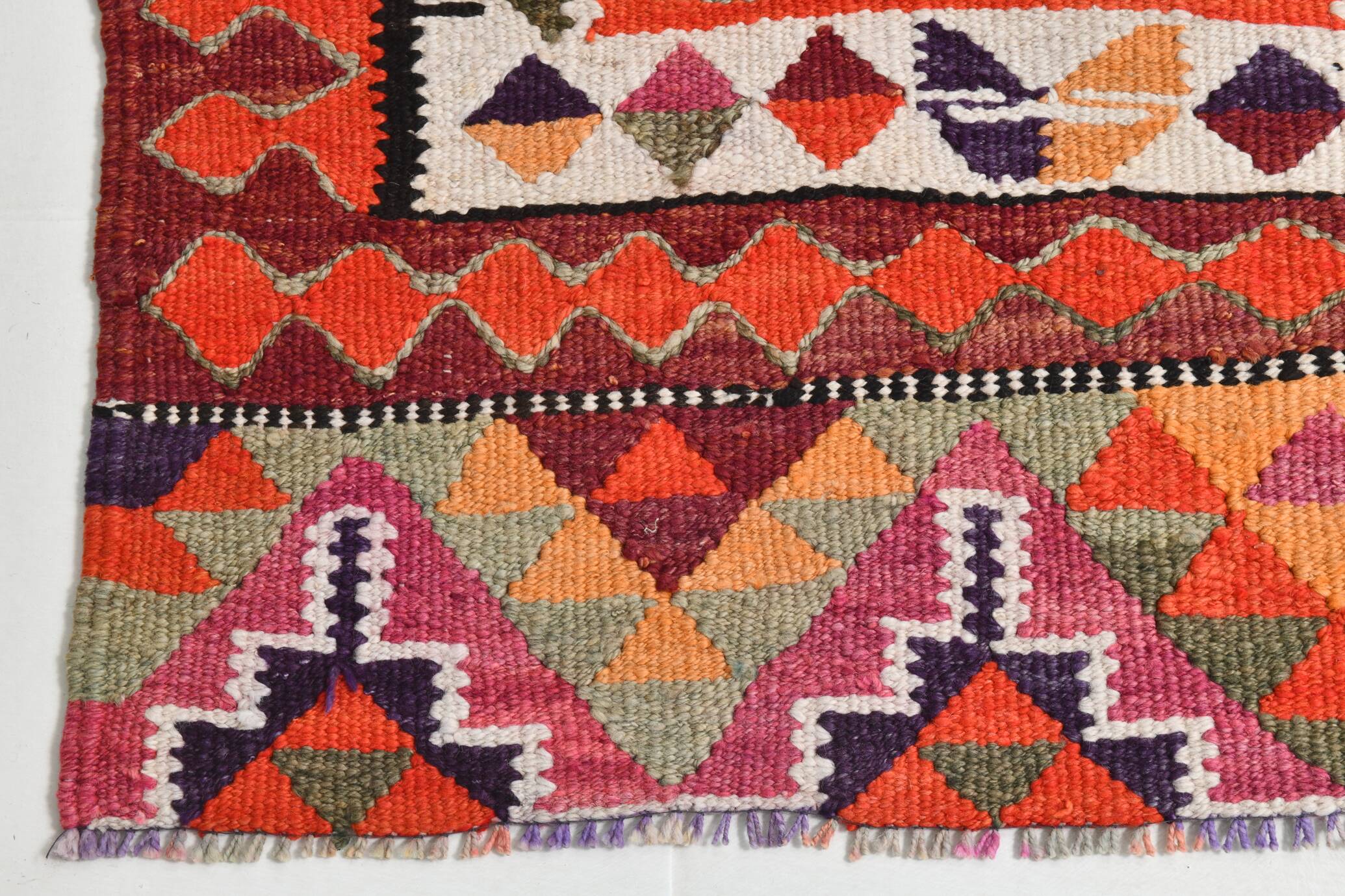 Tapis de couloir tribal kilim géométrique orange et rose