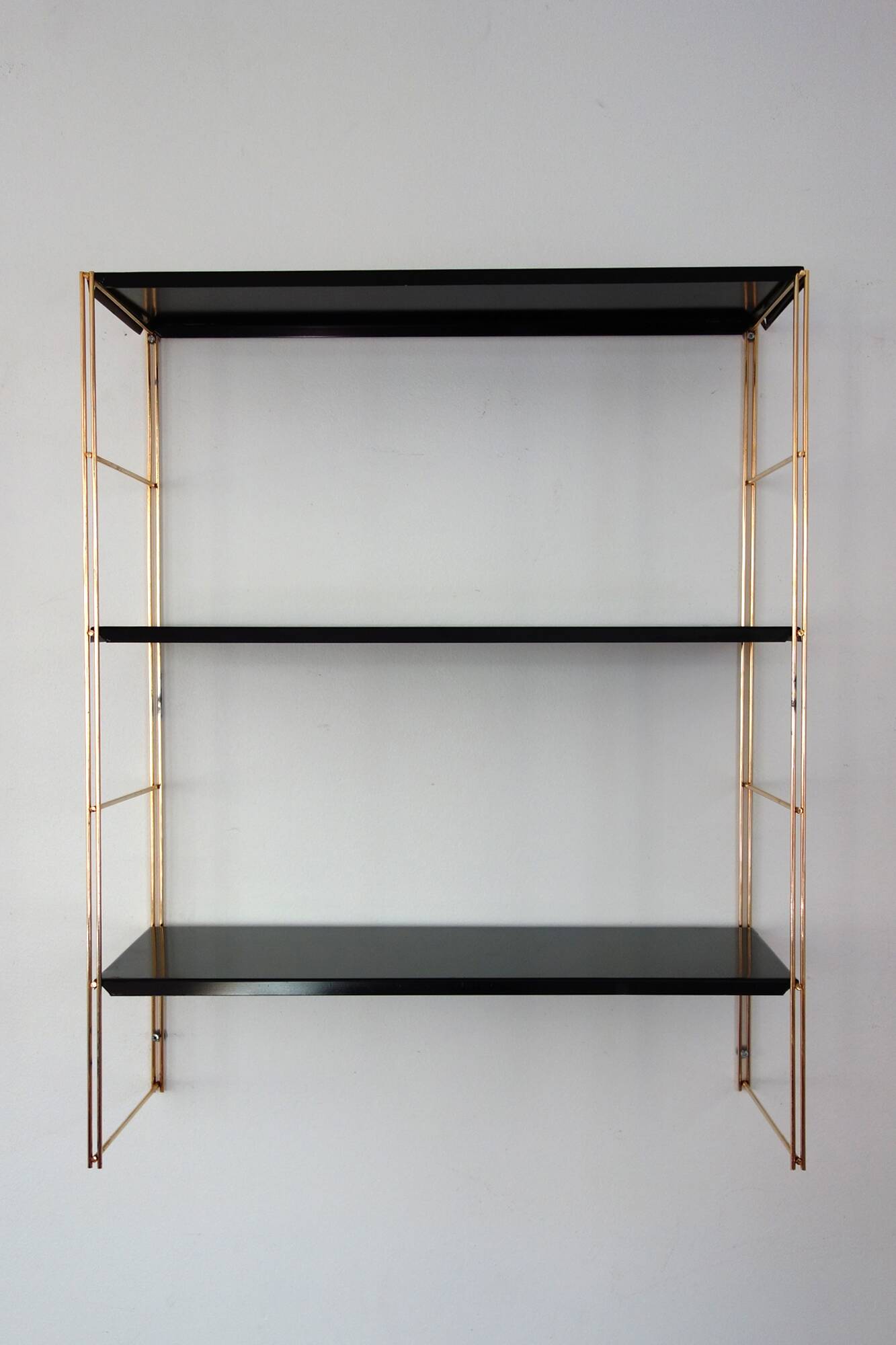 Modular string wall shelf in golden brass and black metal, 50s/60s