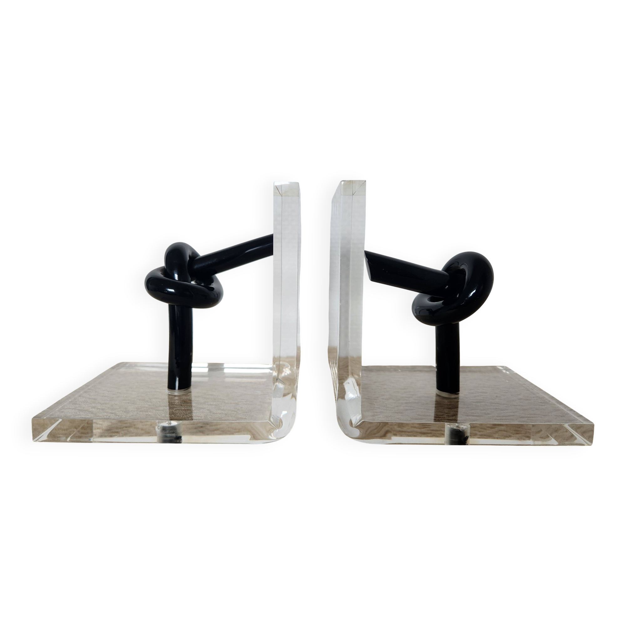 Bookends in plexiglass and knotted black tubes, 1980s design.