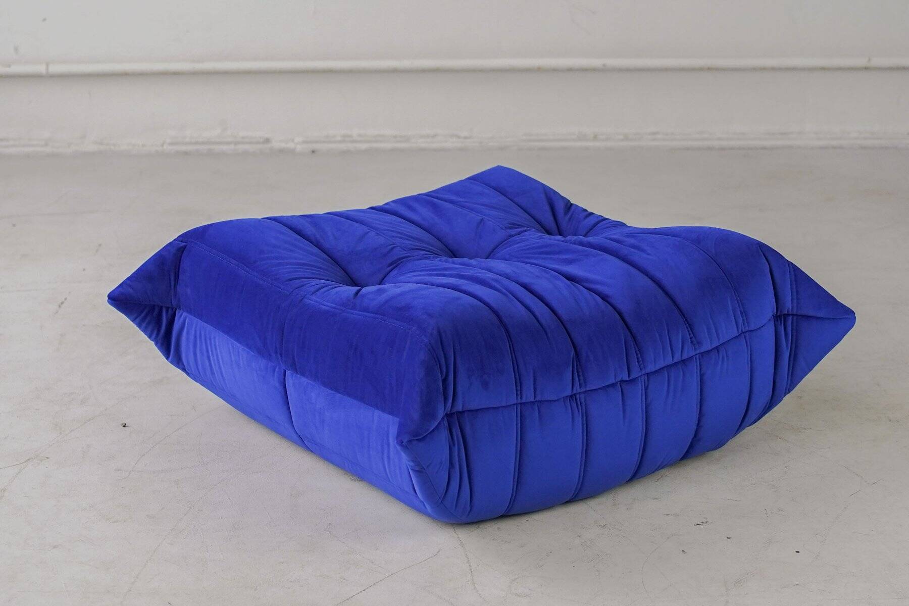 Pouf Togo bleu marine de Michel Ducaroy pour Ligne Roset