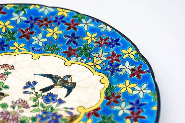 Assiette Longwy début XXe  – Émaux cloisonnés à décor d’oiseaux et fleurs