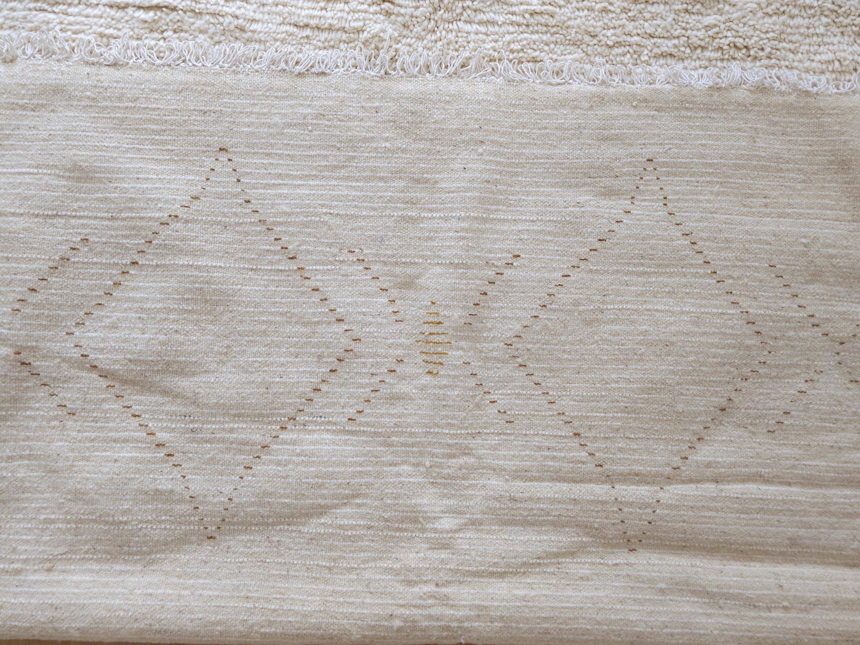 Large Moroccan rug made of natural wool, dimensions 250x150 cm, handmade.