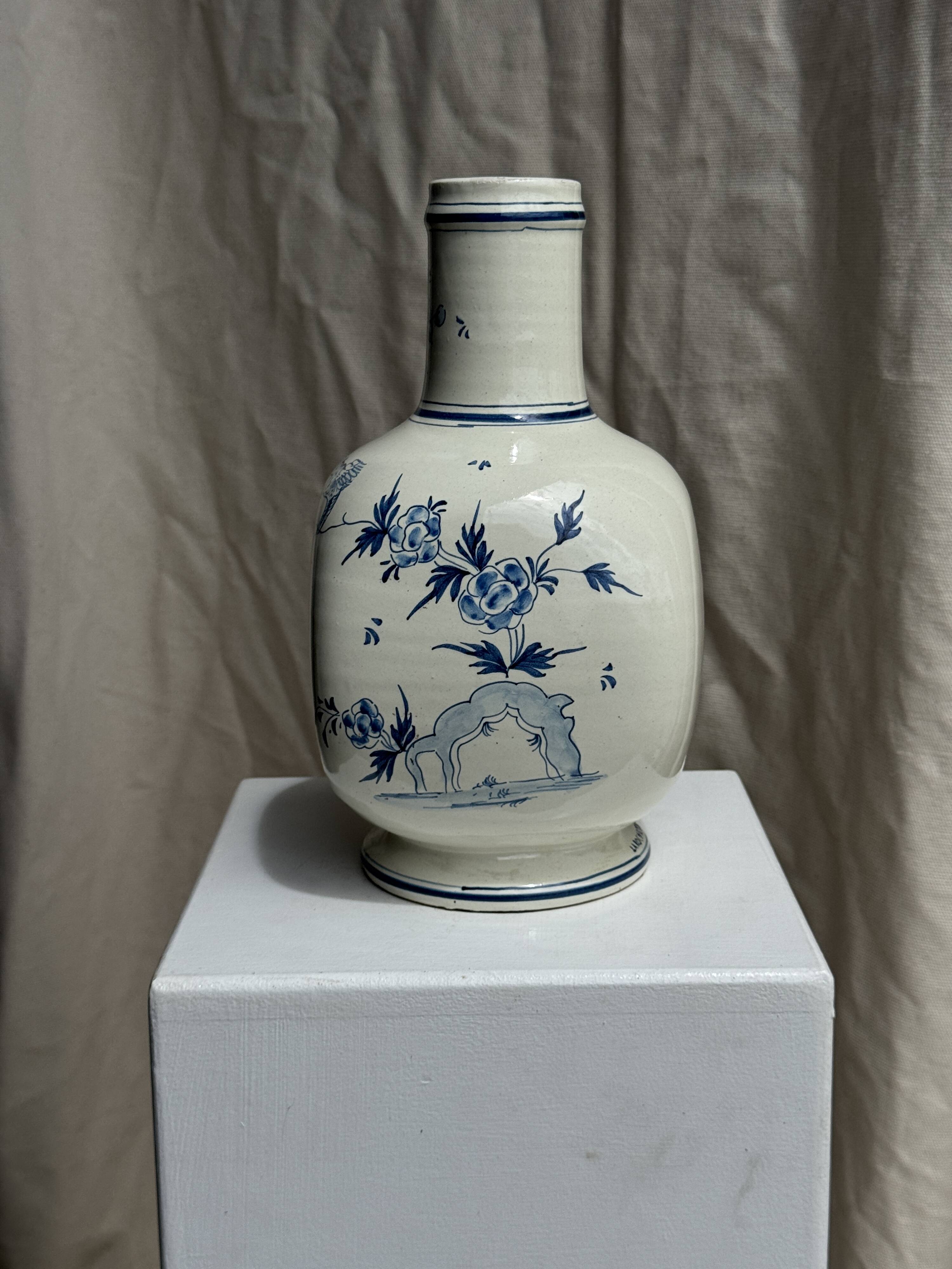 Vase en faïence blanche décor bleu O. HIPER