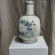 Vase en faïence blanche décor bleu O. HIPER