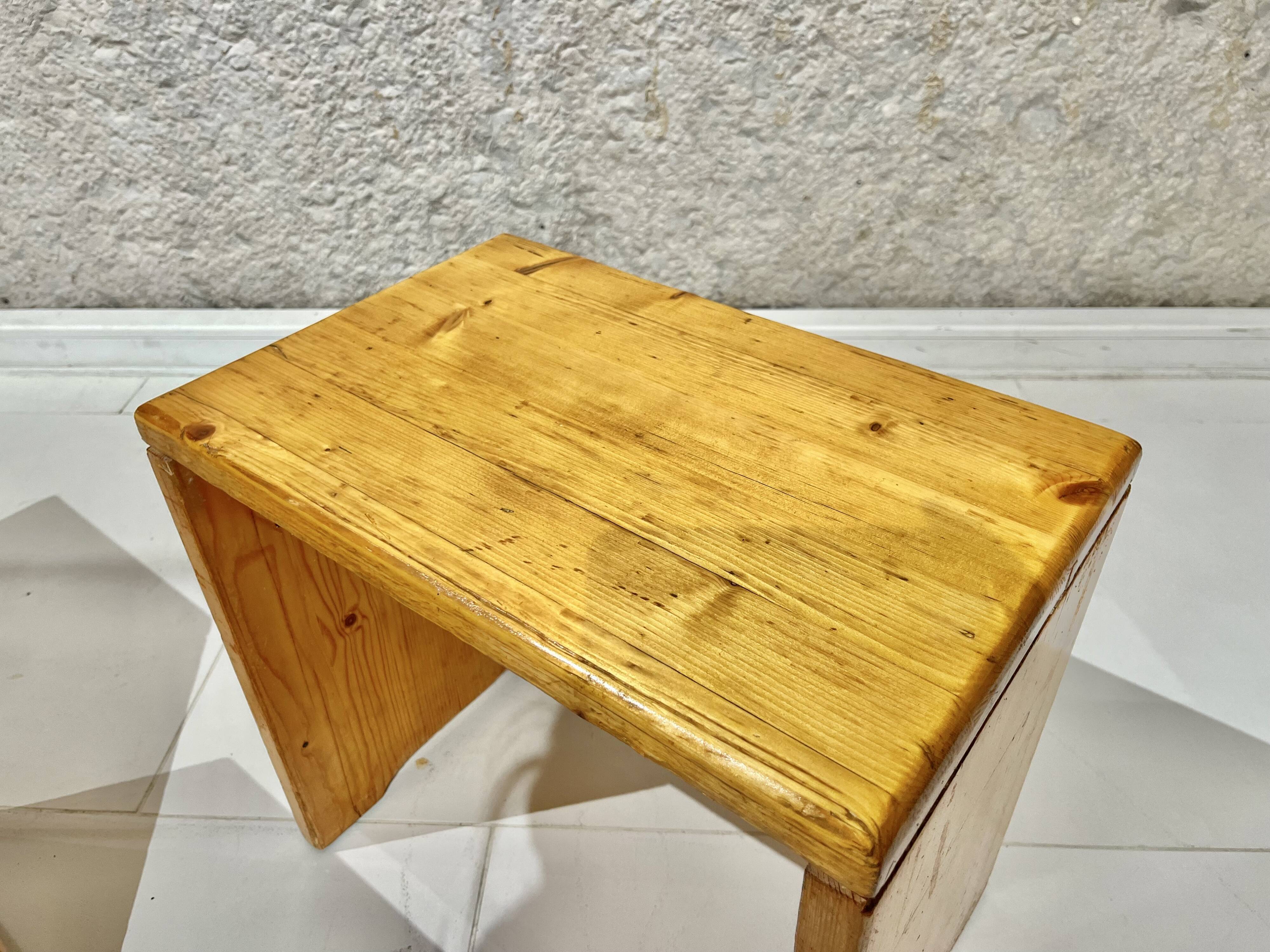 Set of 2 pine stools model "les Arcs"