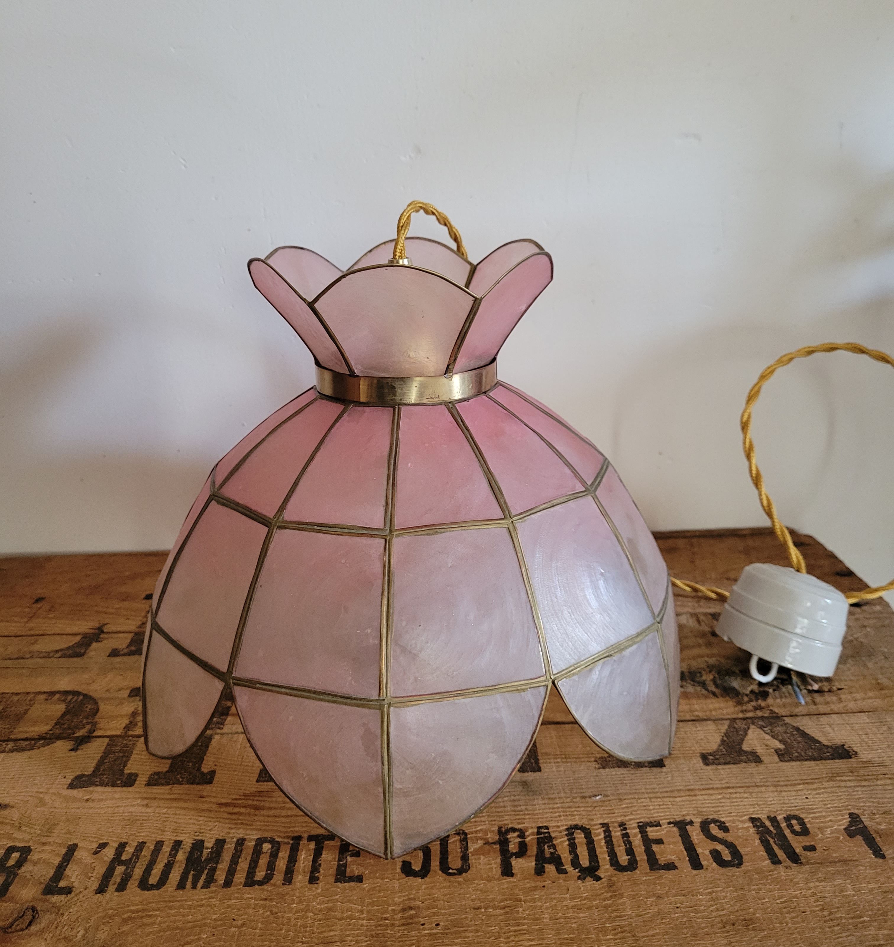 Suspension en laiton et nacre rose