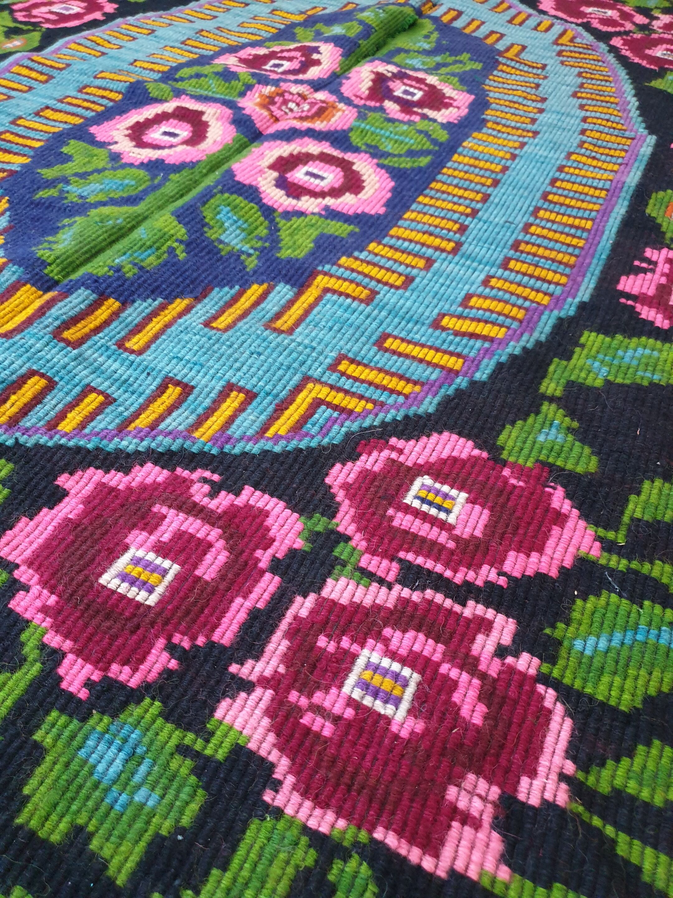 Floral handwoven green and fuchsia rug, made in wool, bohemian design 170x232cm