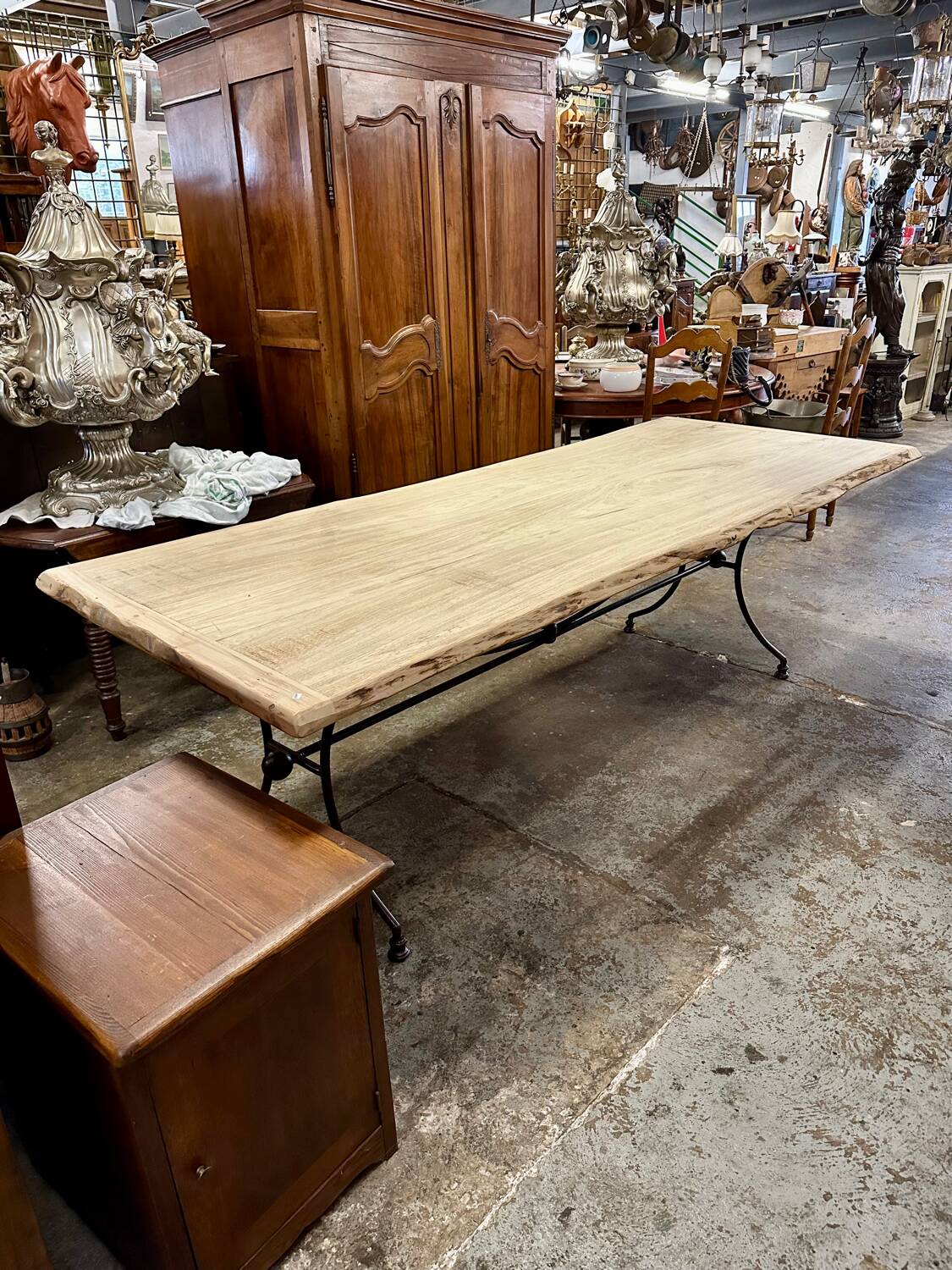 Table en fer forgé artisanal et bois