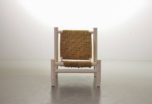 Fauteuil et tabouret bas en osier blanc et chêne de style Charlotte Perriand