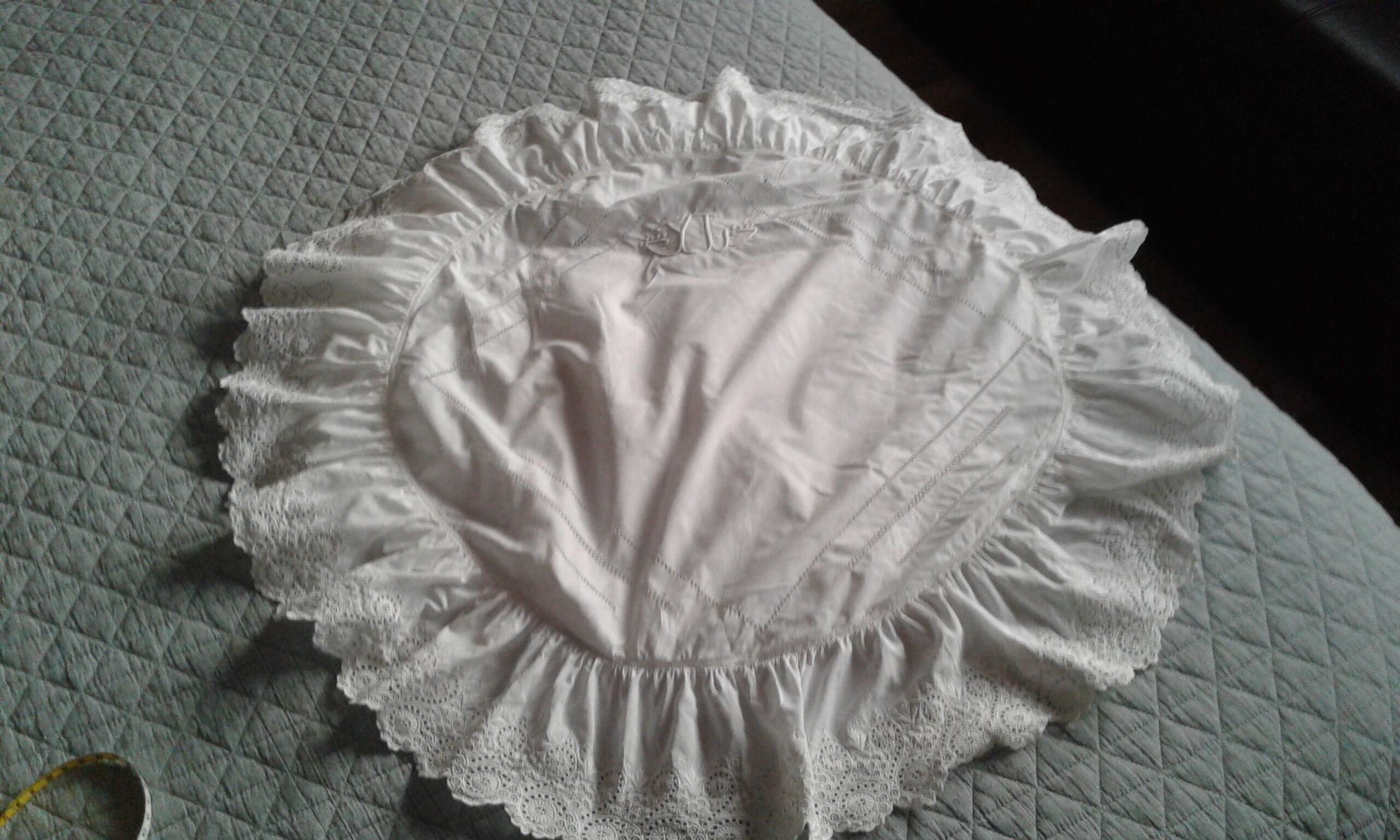 Housse de coussin ronde monogramme brodé