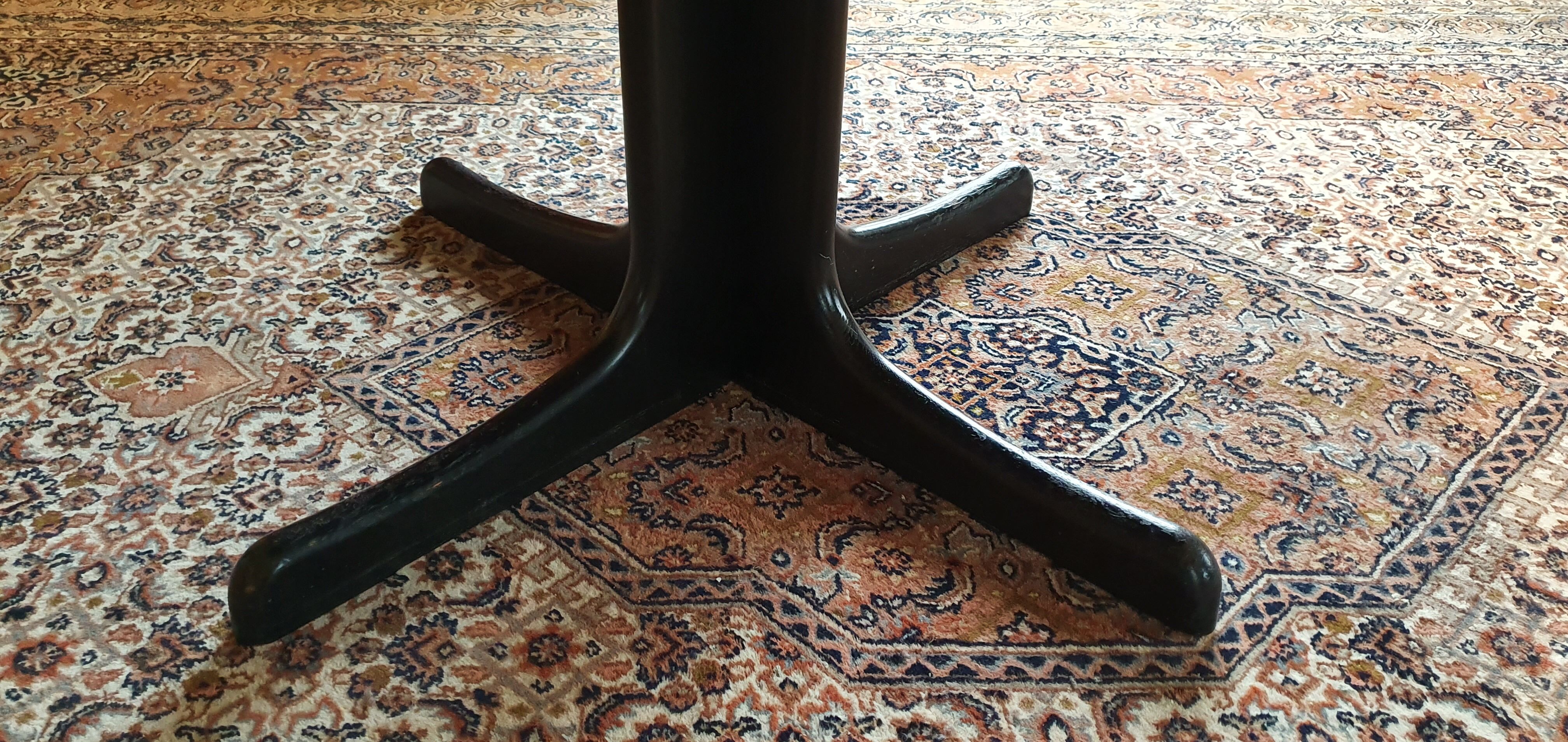 Baumann-type table with 4/8-person extensions.