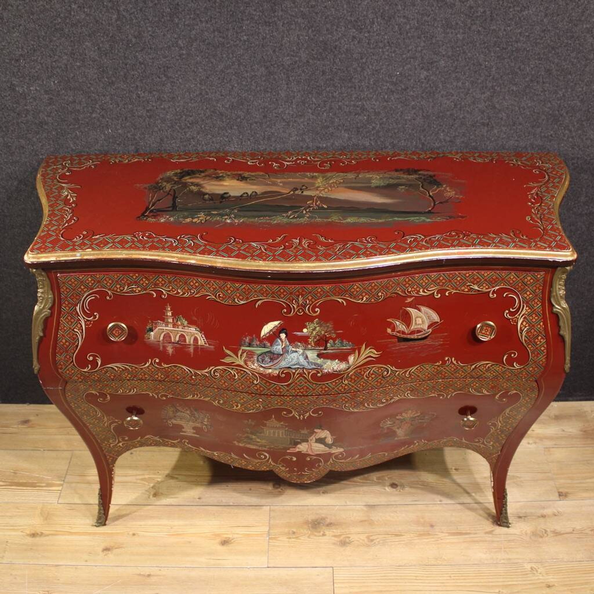 Commode chinoise laquée, peinte et dorée