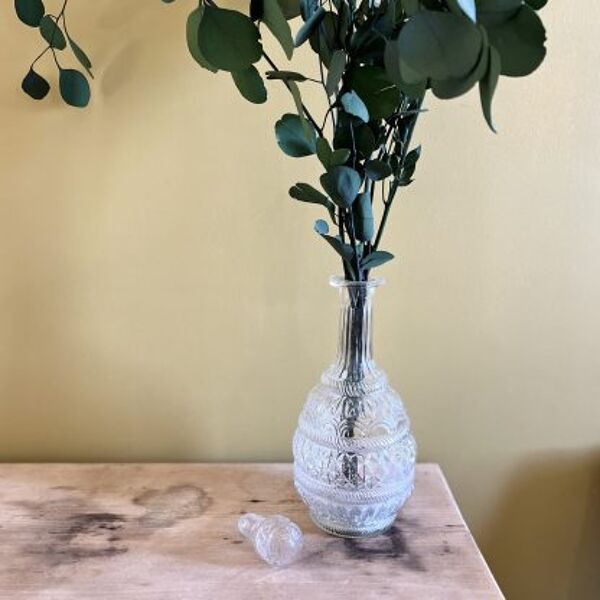 Carafe en verre soufflé et décor en relief