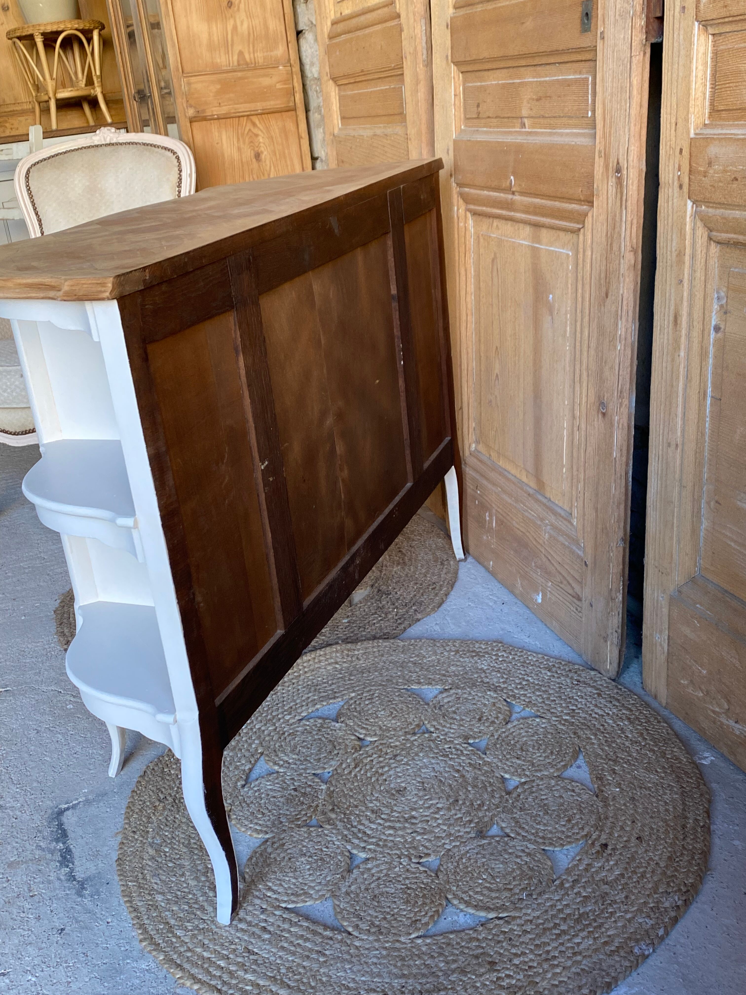 Jumping chest of drawers