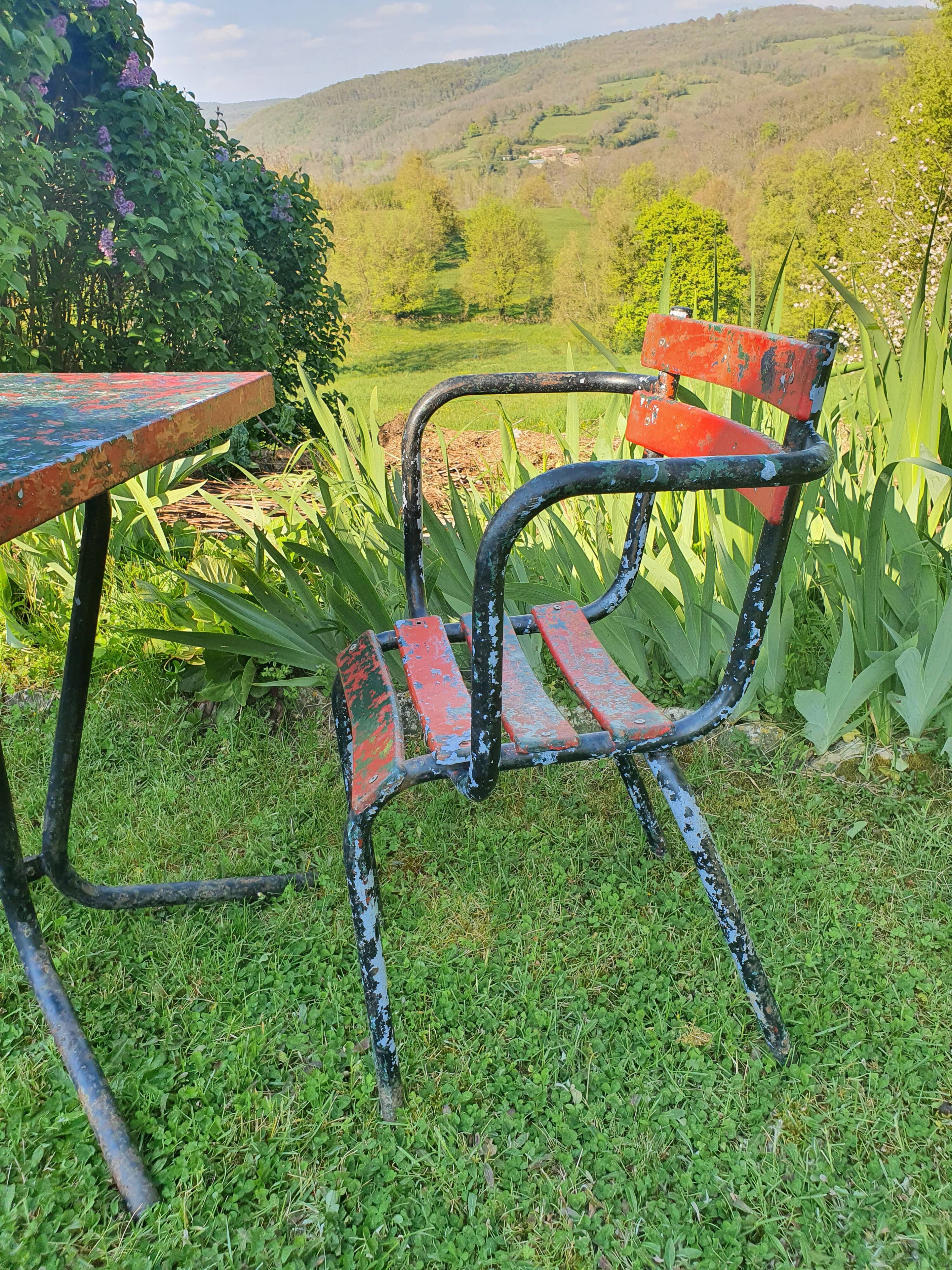 Garden table and armchairs