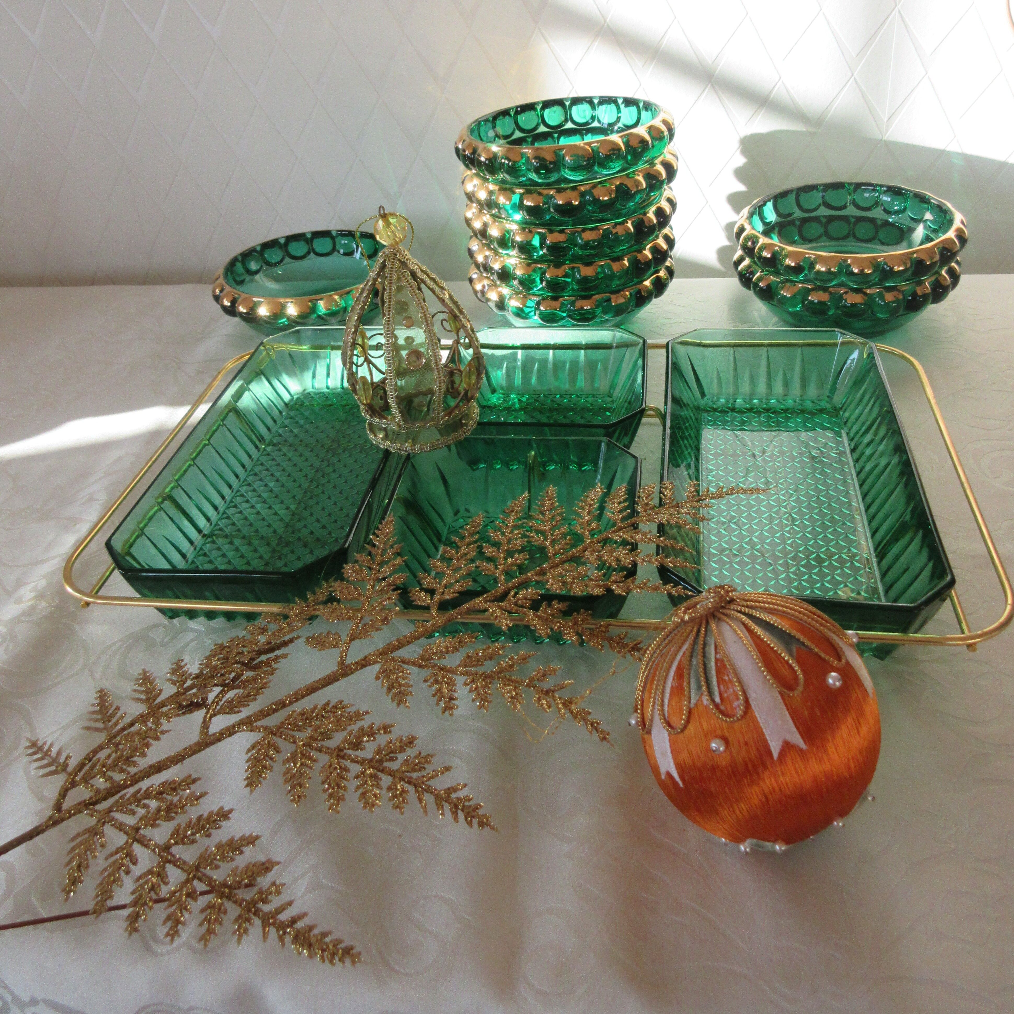 Golden vintage aperitif tray with green ramekins Arcoroc-France