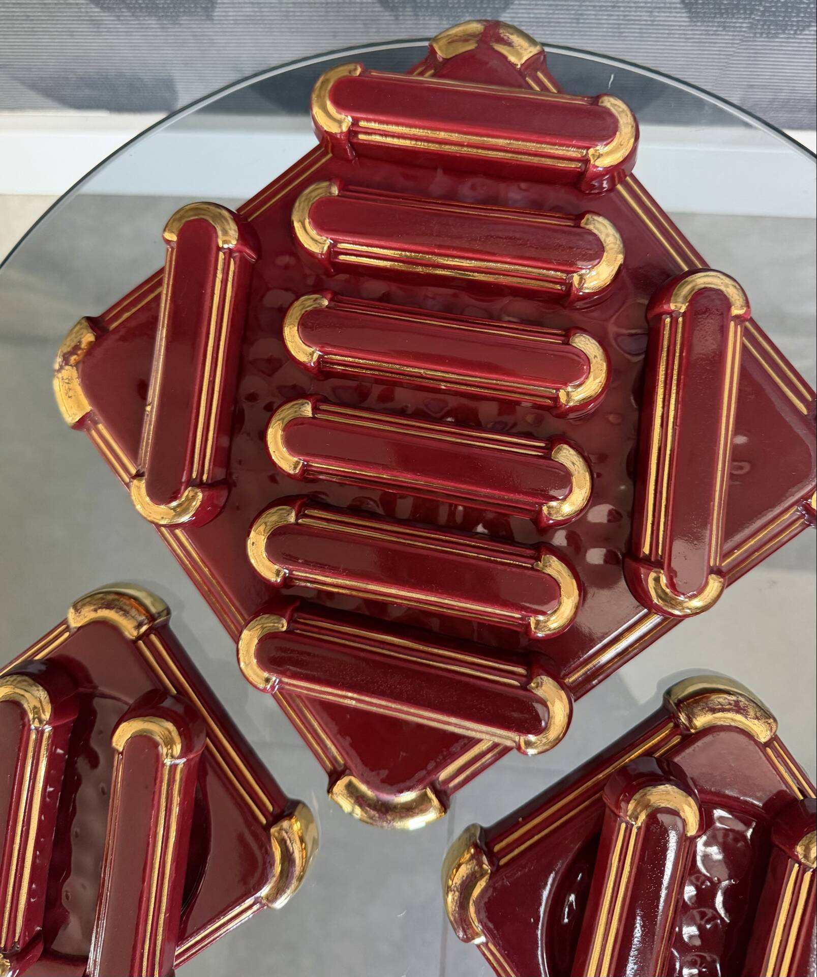 Art Deco table service in glazed burgundy and gold earthenware – Complete