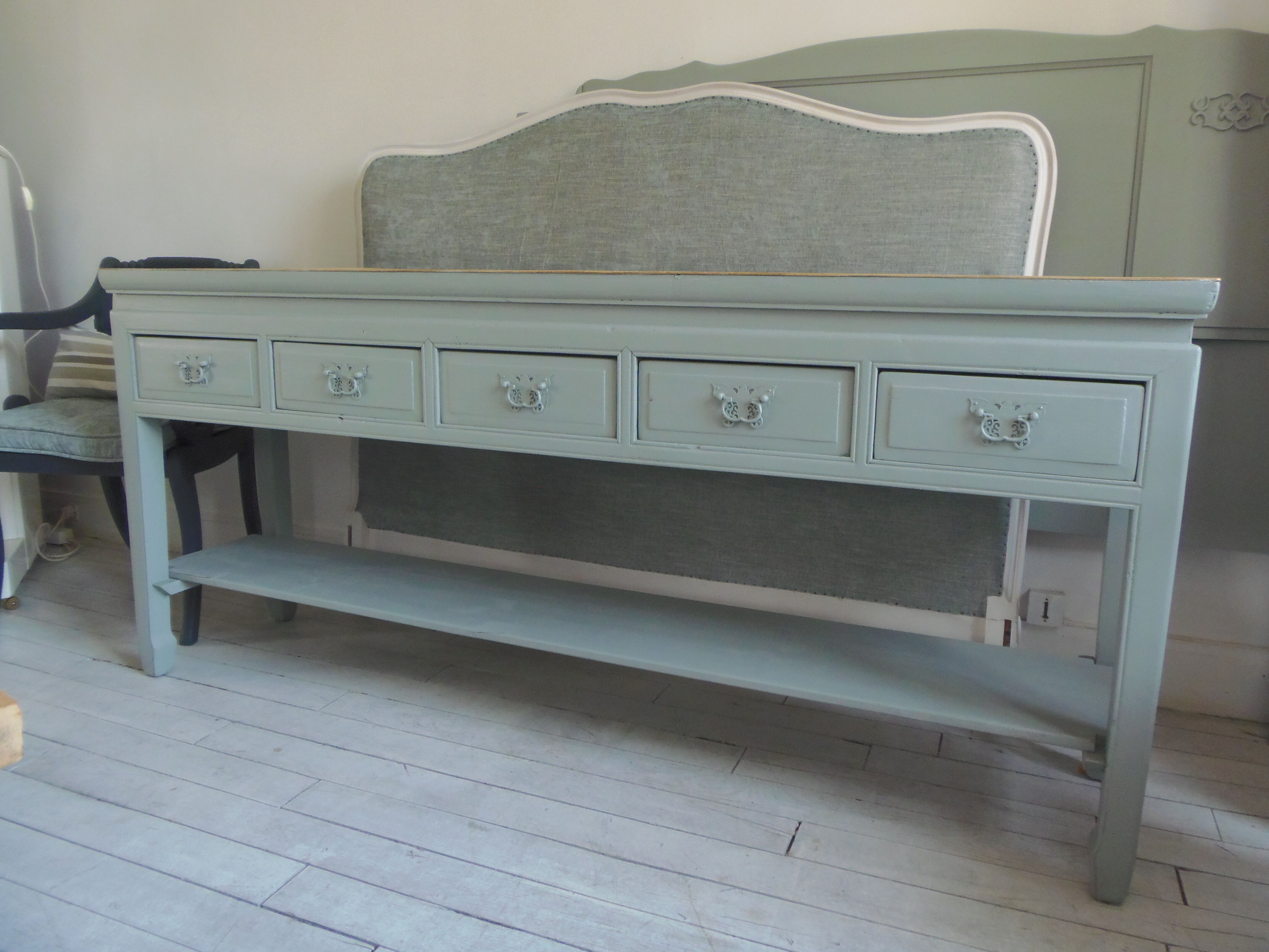 Console 5 drawers 1 re-enchanted tablet in gray green wooden top