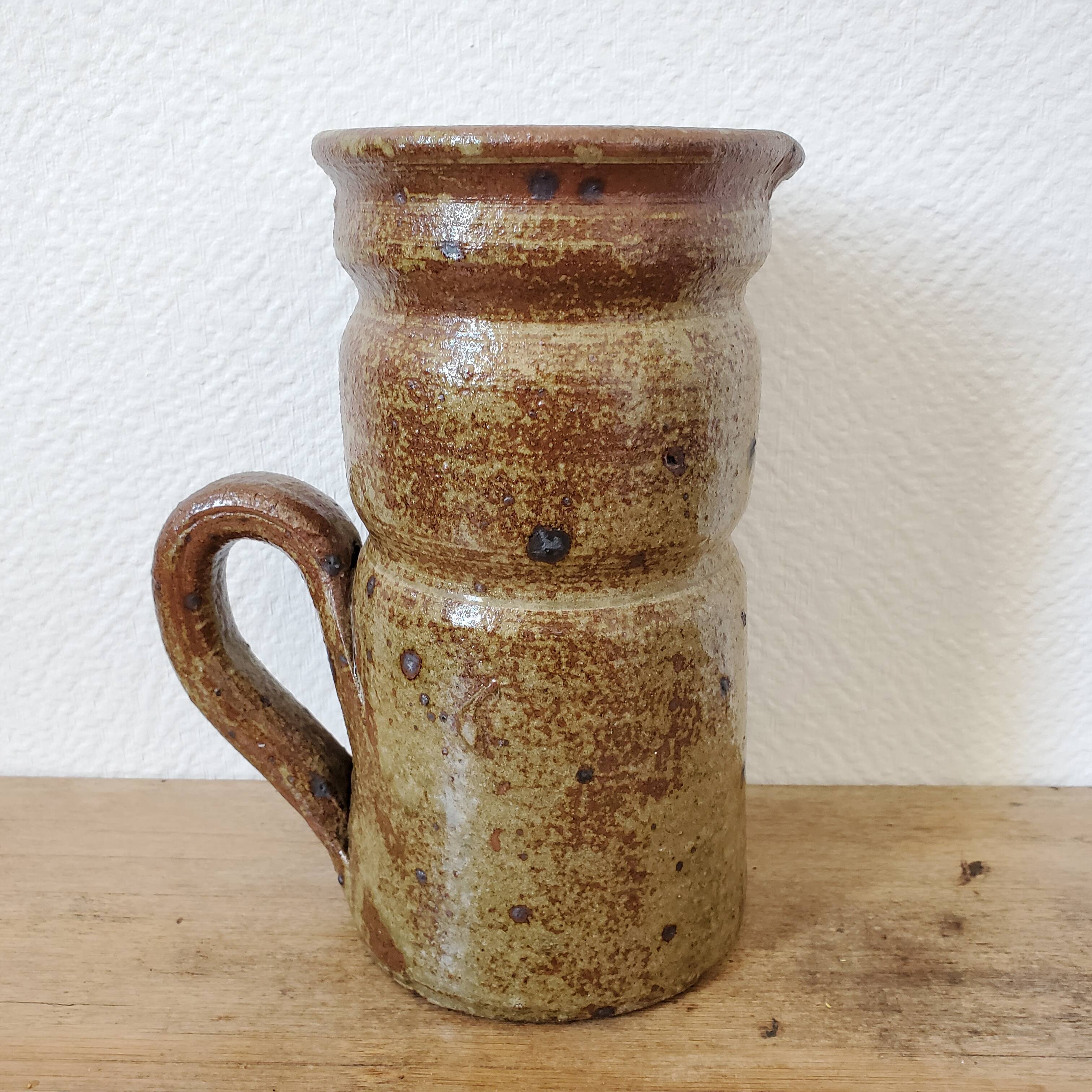 Pitcher vase in sandstone pyrity