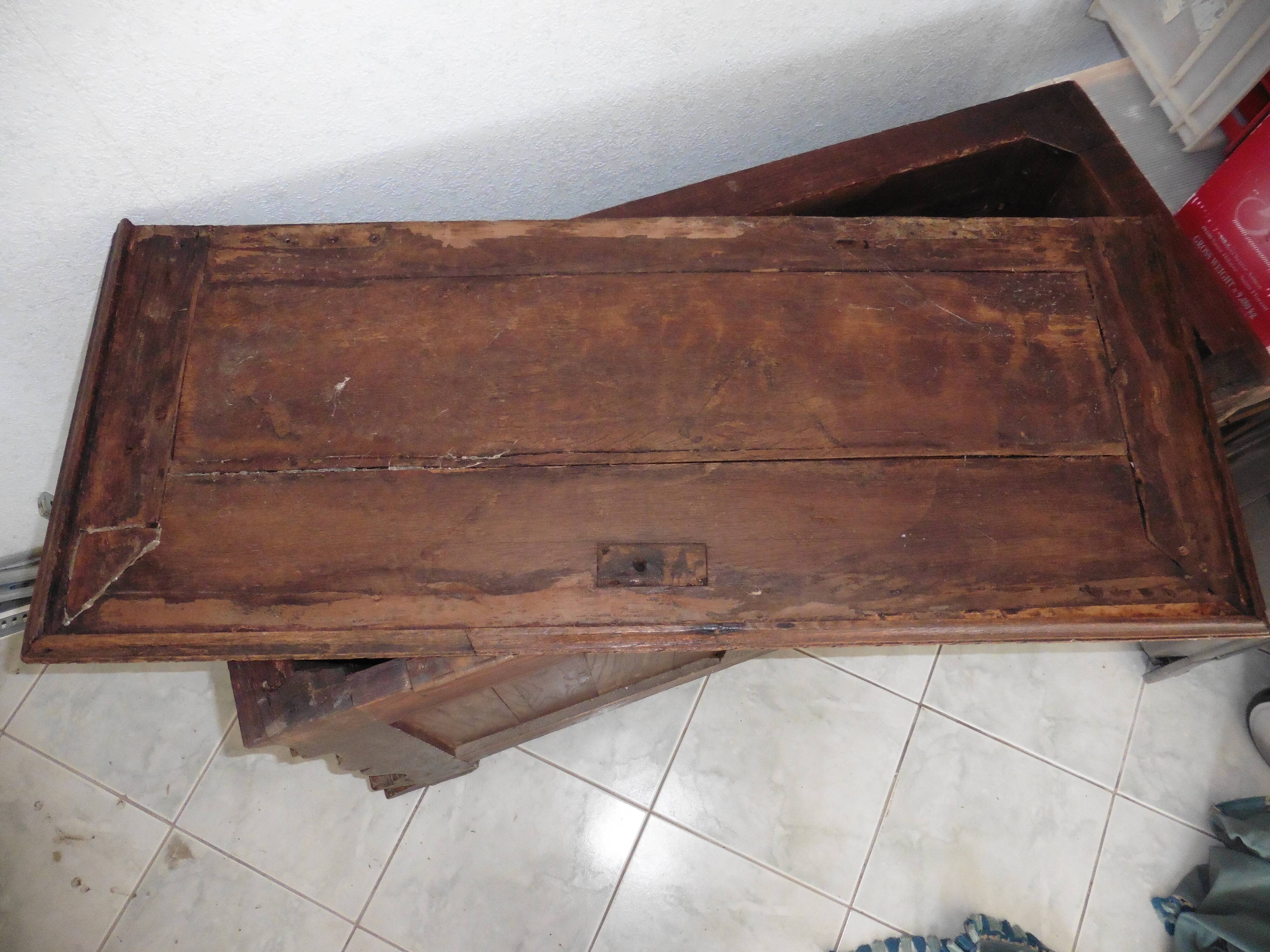 Coffre ancien en bois sculpté, style Renaissance