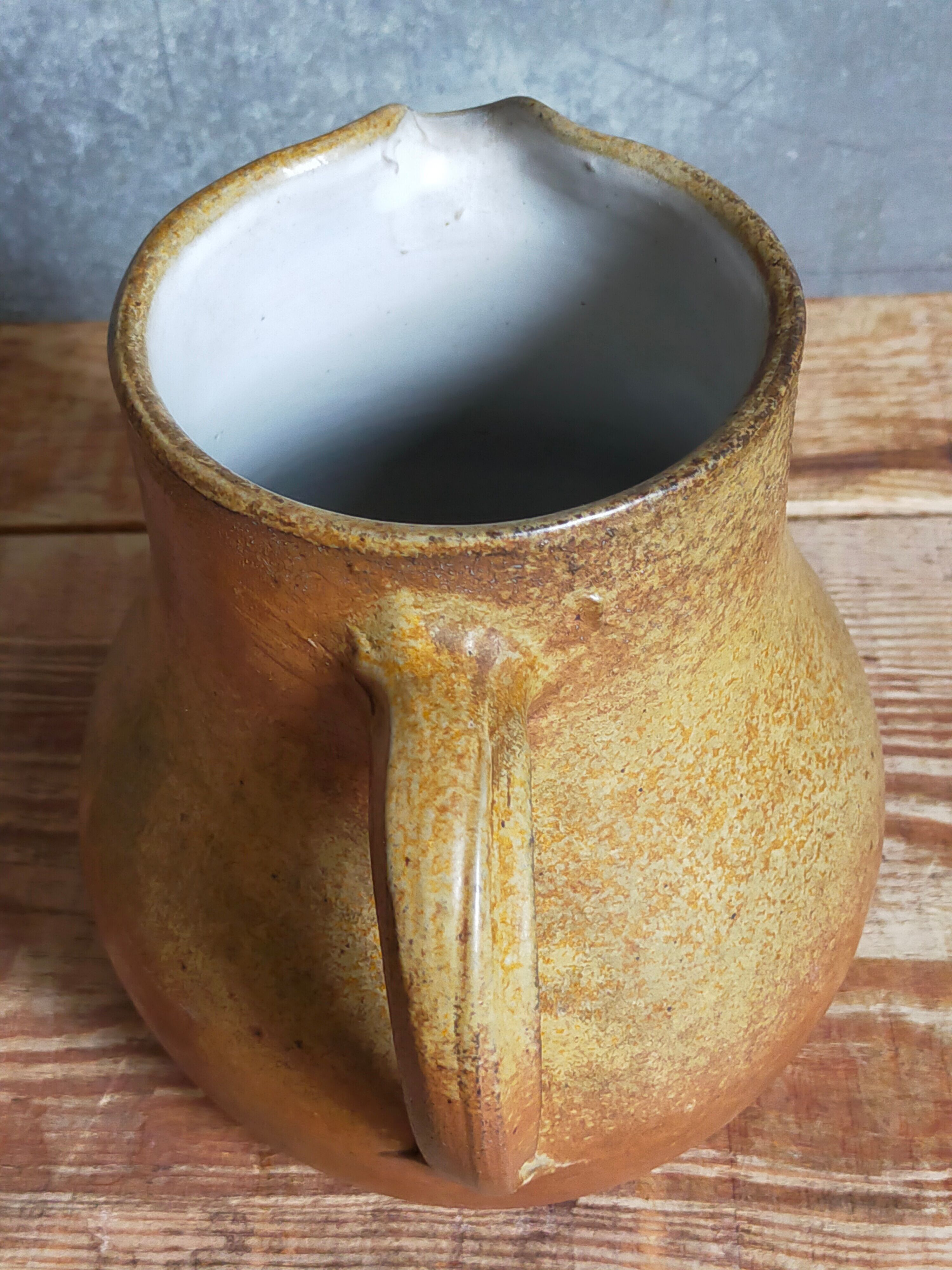 Pitcher Art-Populaire in ancient sandstone