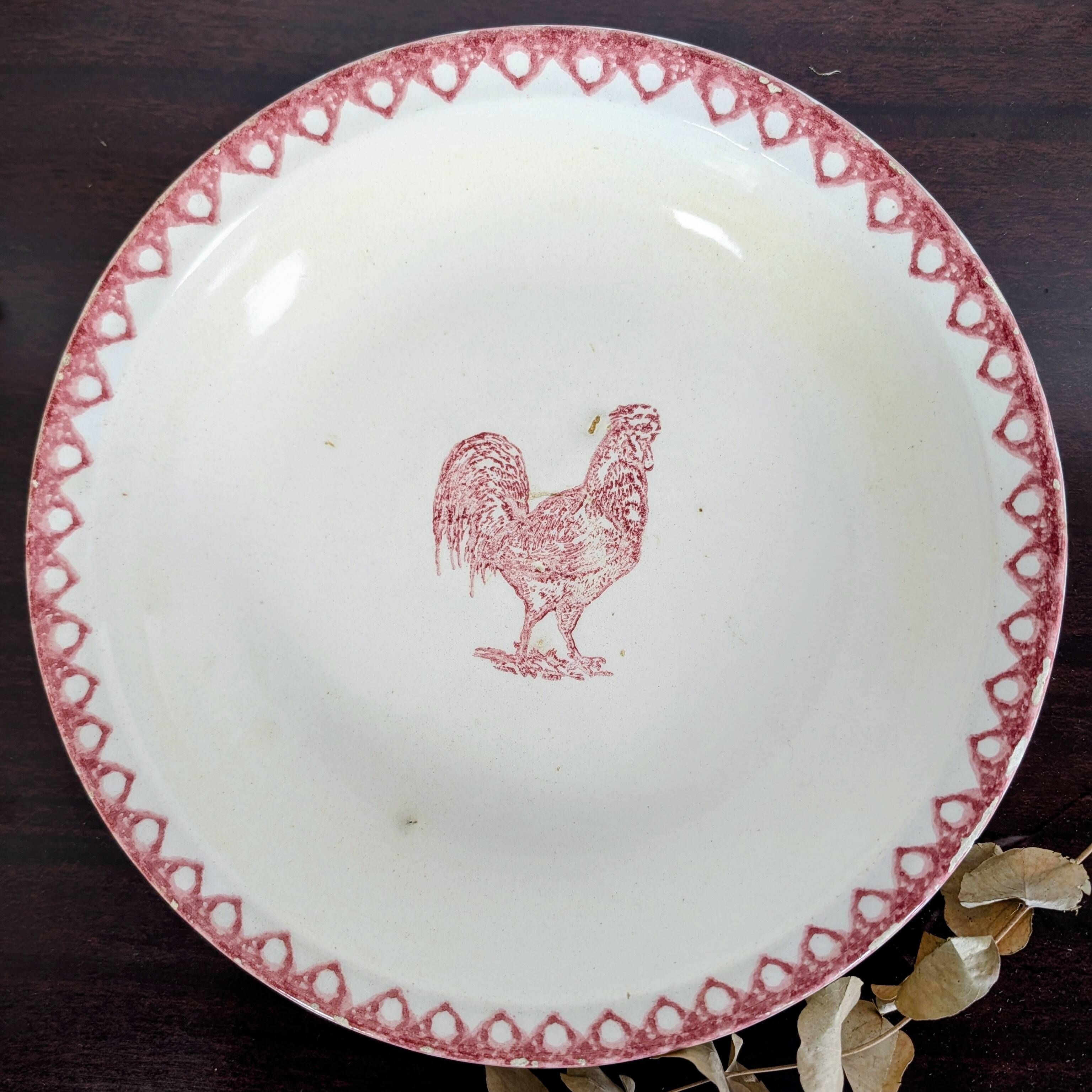 Plat creux ancien au coq rouge, décor éponge