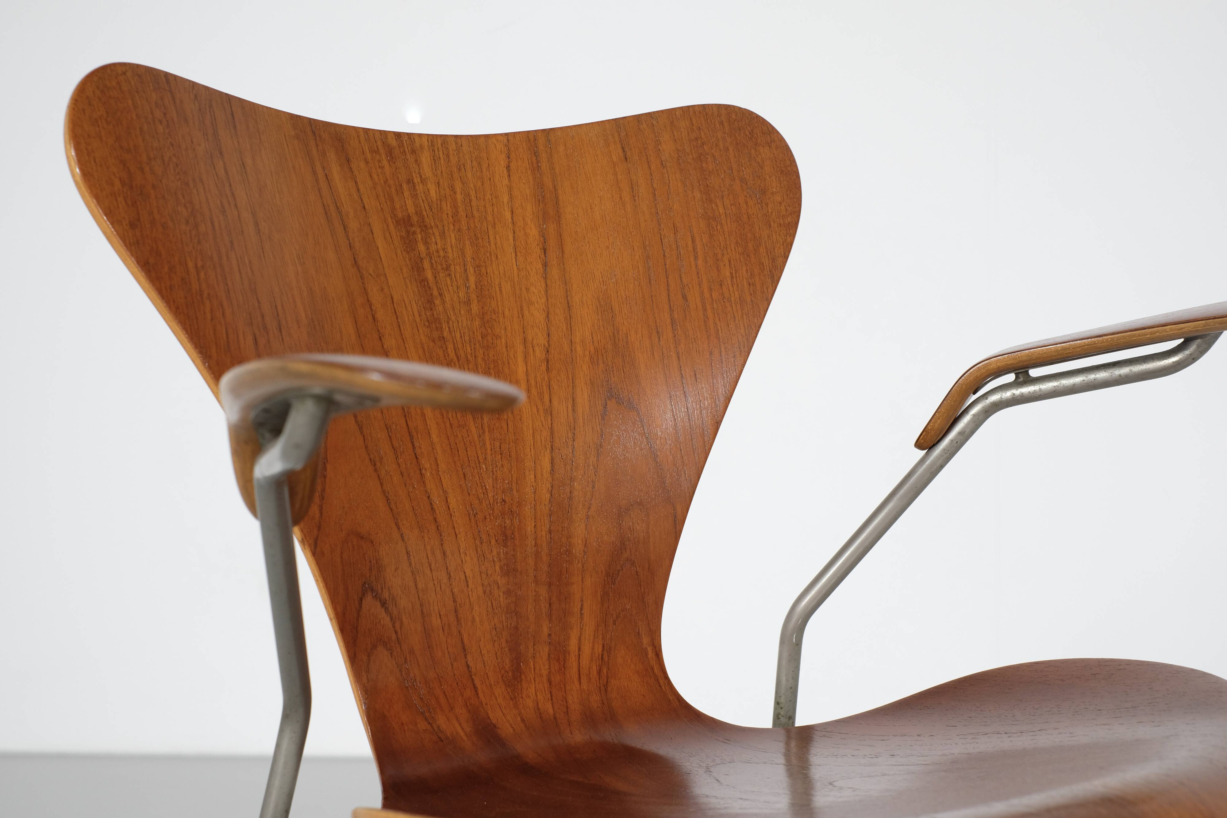 Model "3207" chair by Arne Jacobsen for Fritz Hansen, Denmark 1955.
